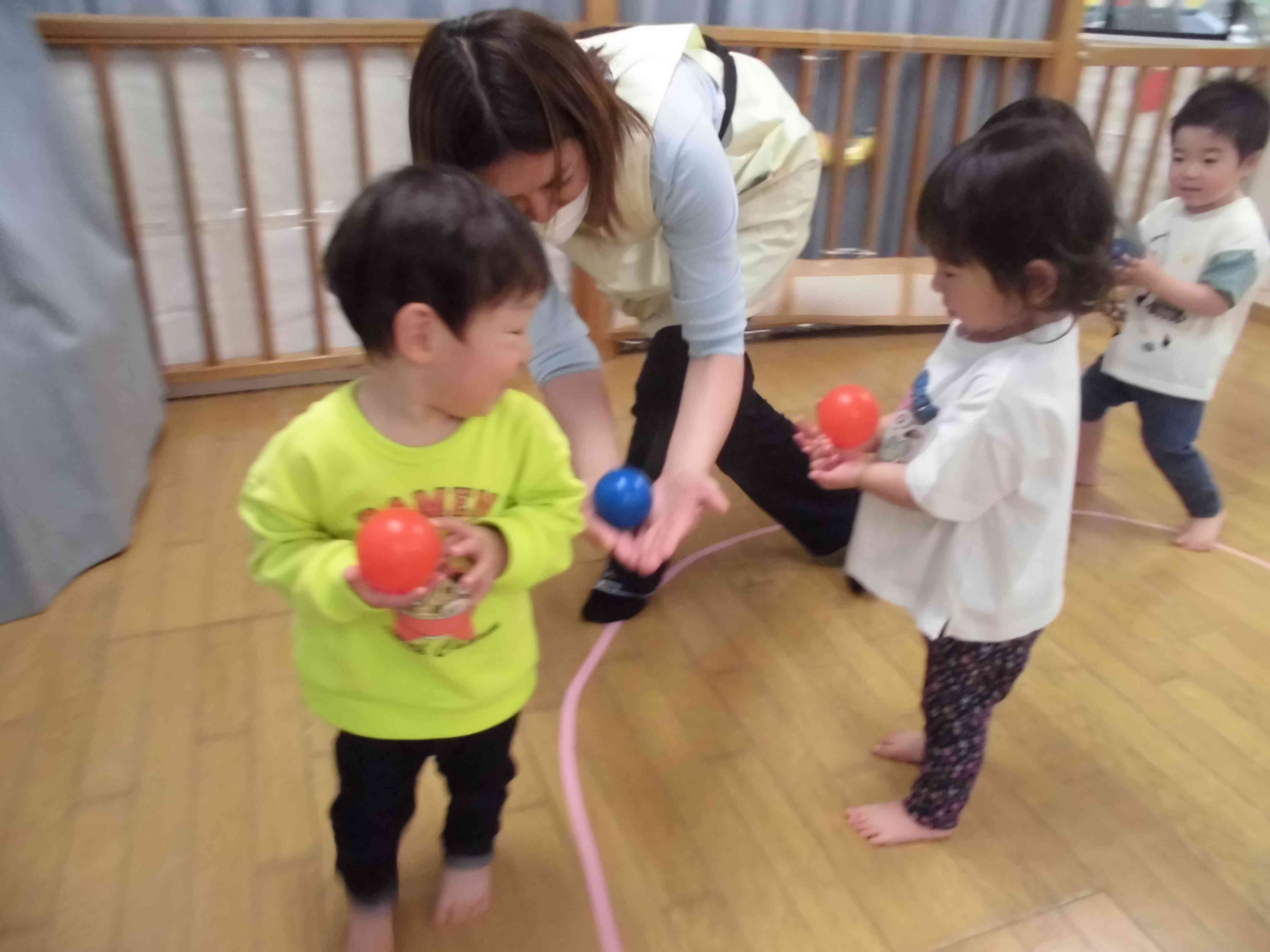 落とさないようにそーっとボールを運びます。