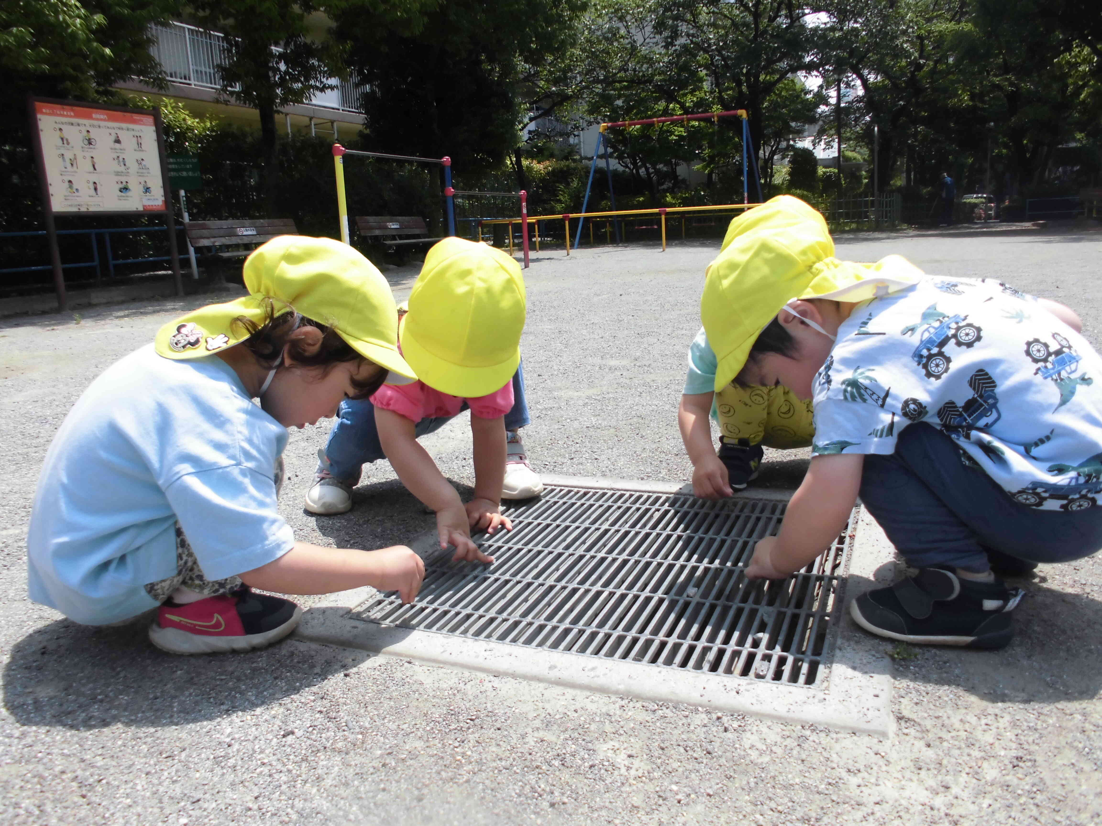 みんなで排水溝の中に砂を入れて楽しみ中～♪