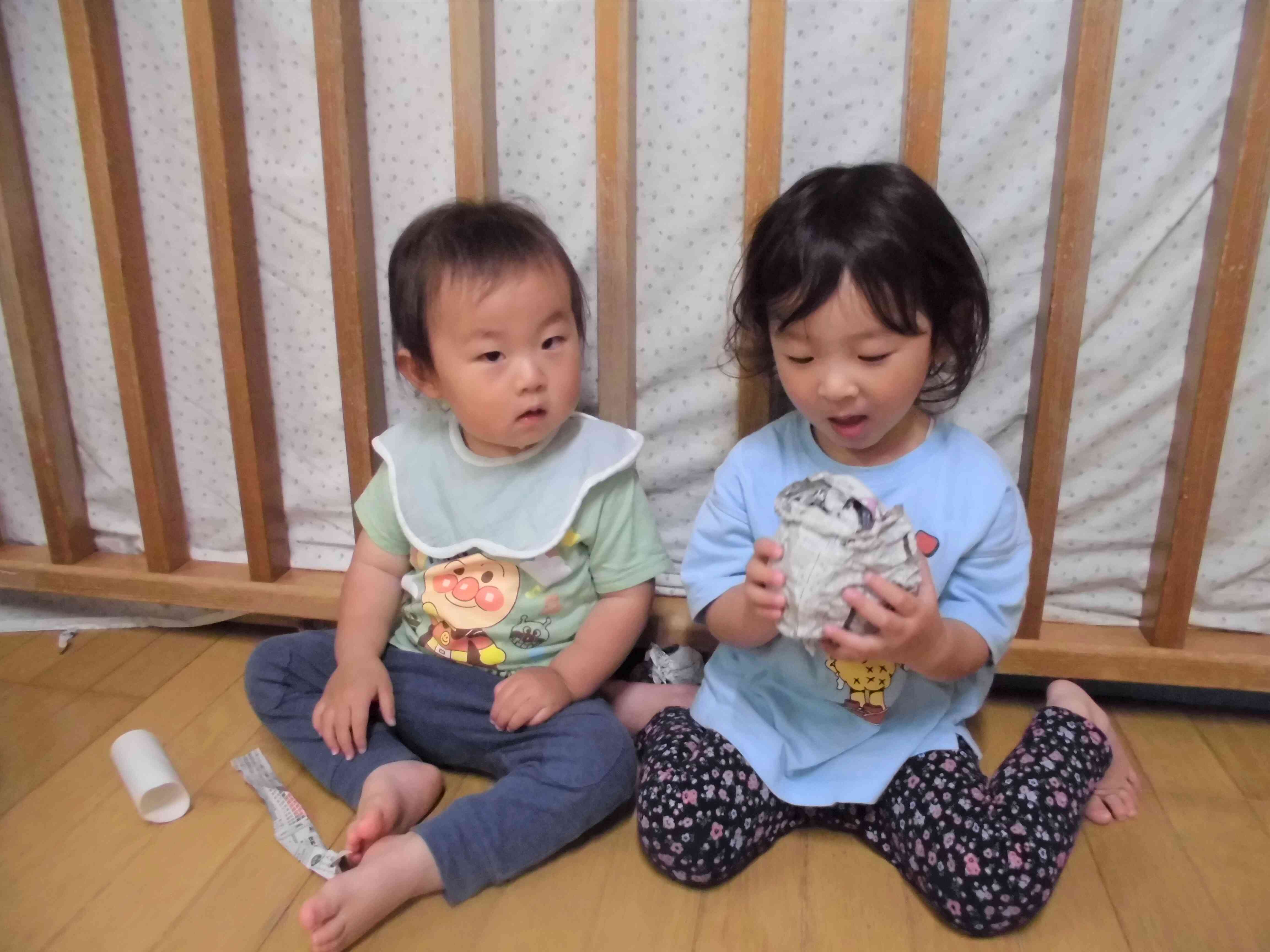きりん組（2歳児）さんとぱんだ組（1歳児）さんの室内遊びの様子