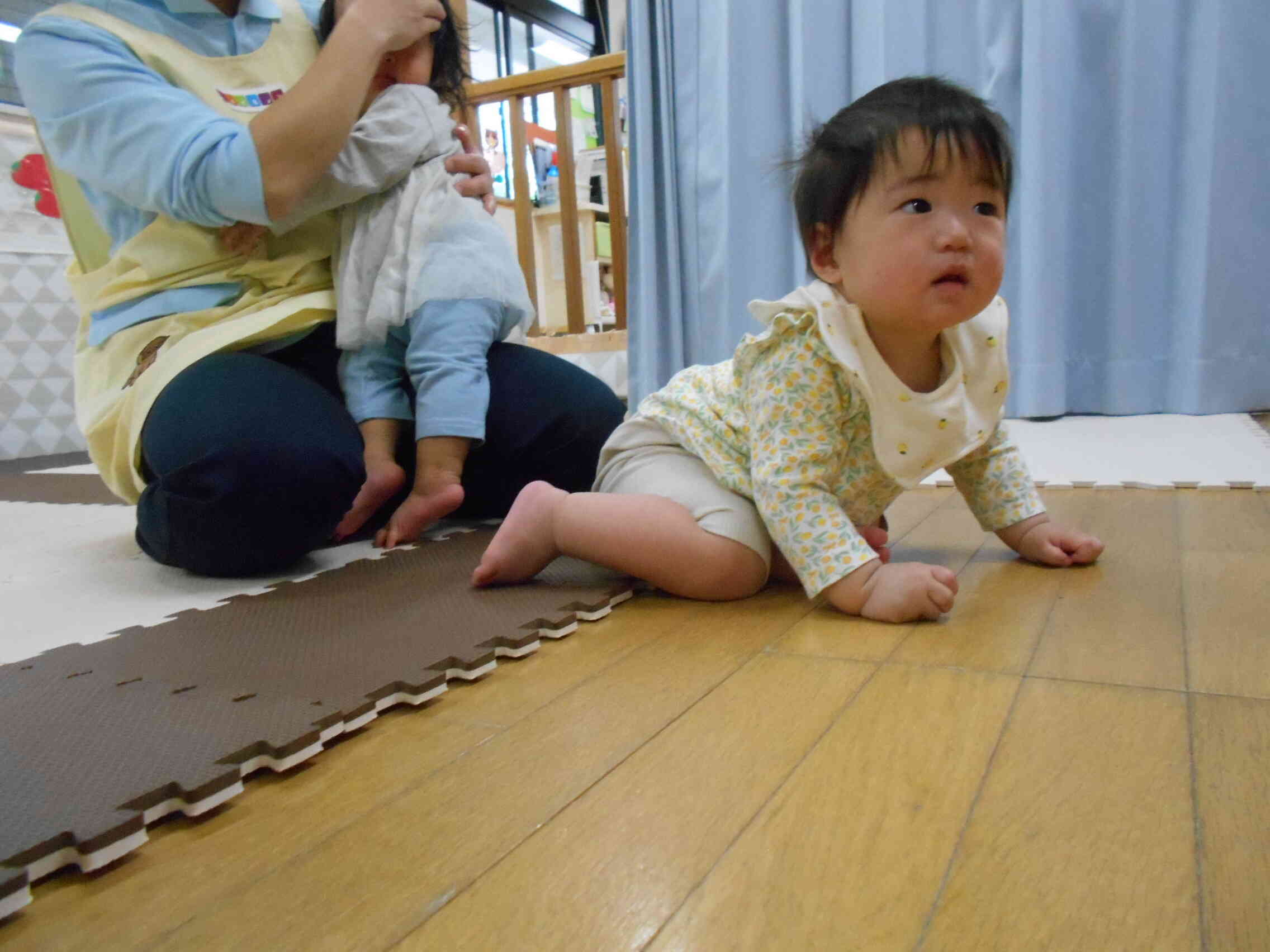 ハイハイでたくさん動き回って遊びました☆