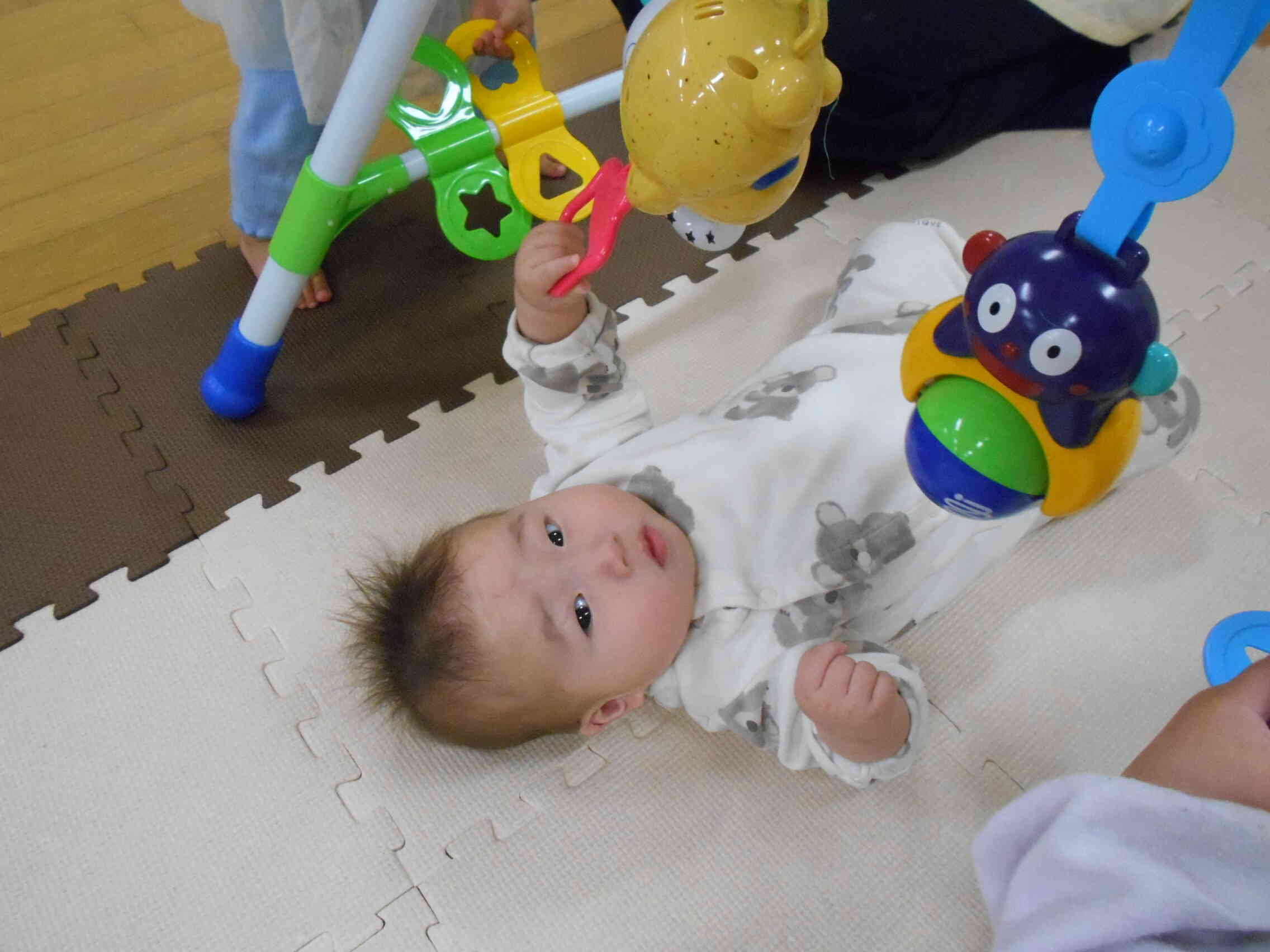 泣くことも少なく、おもちゃとお友だちに囲まれて楽しそうです♪