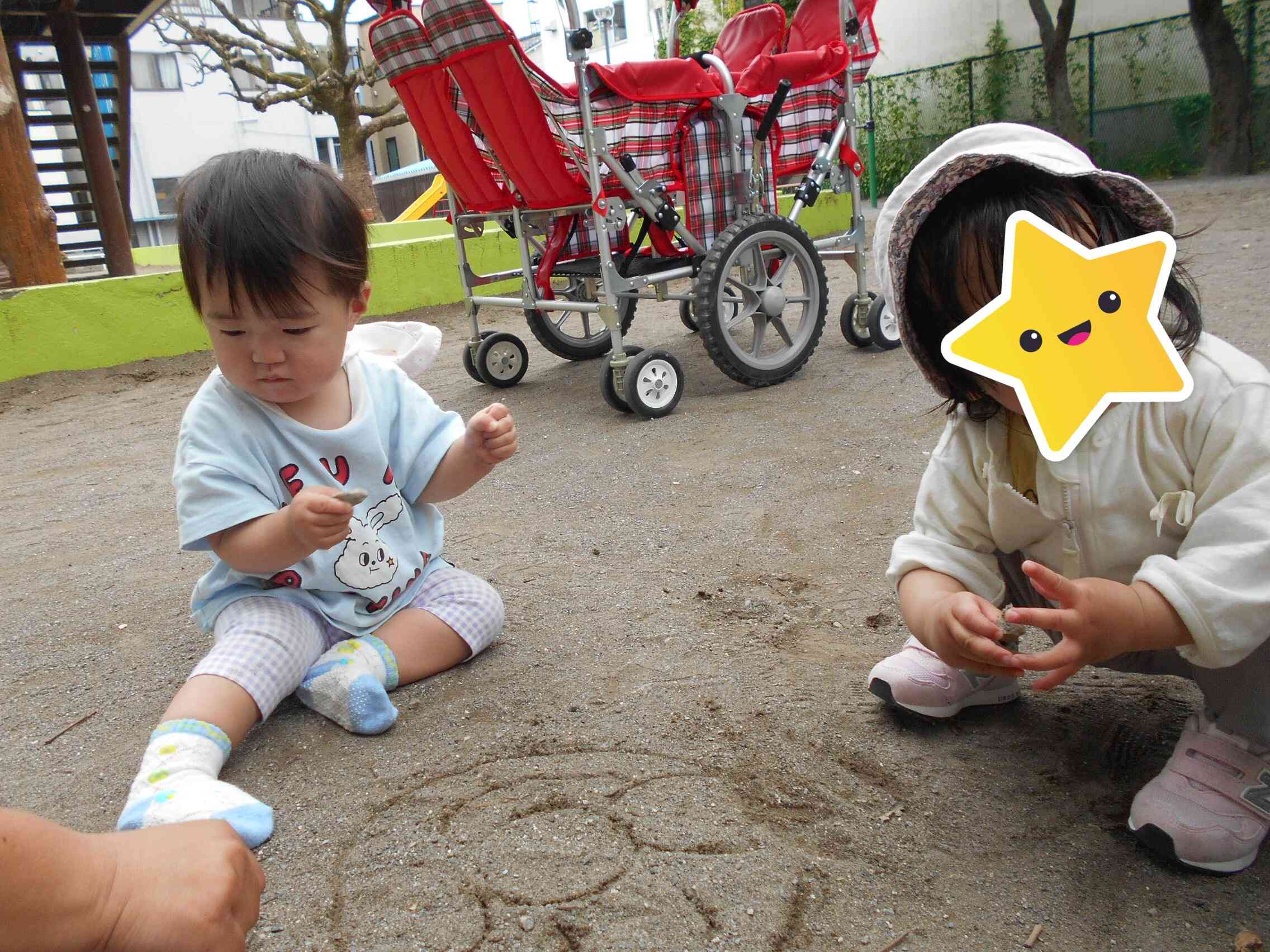 2人で地面の石や枝など触っています。