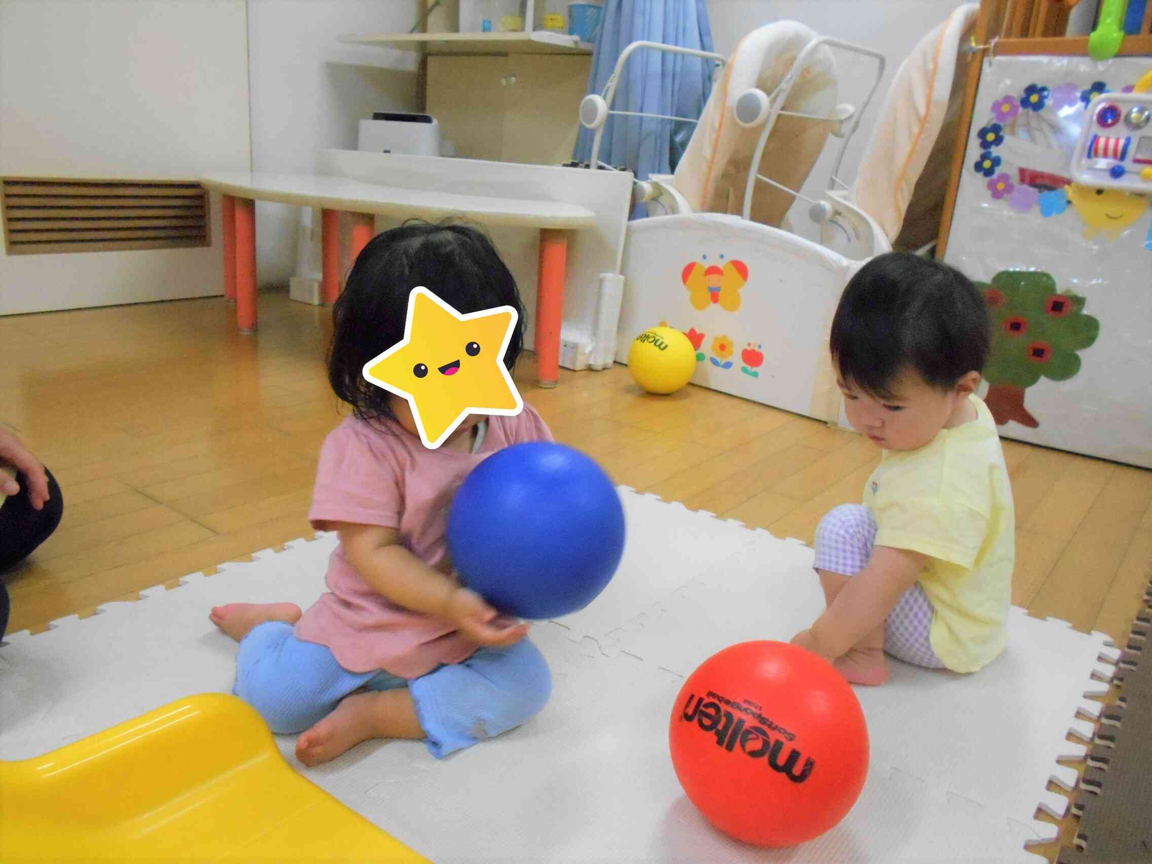 うさぎ組(0歳児)さんの室内遊びの様子