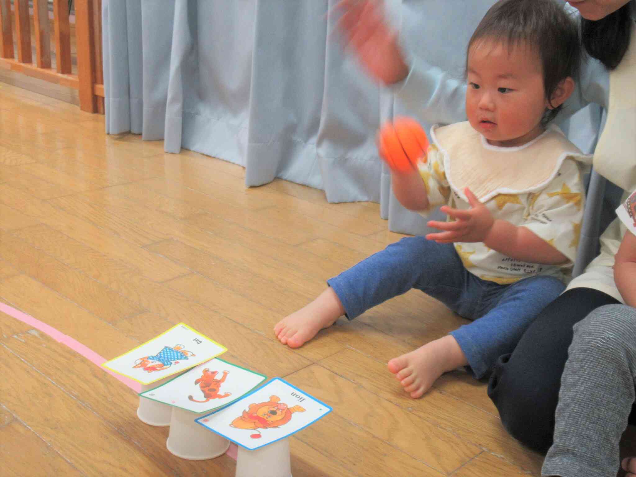 ボールが大好きなぱんだ組（1歳児）さん。ボウリングにも慣れてきた様子です。