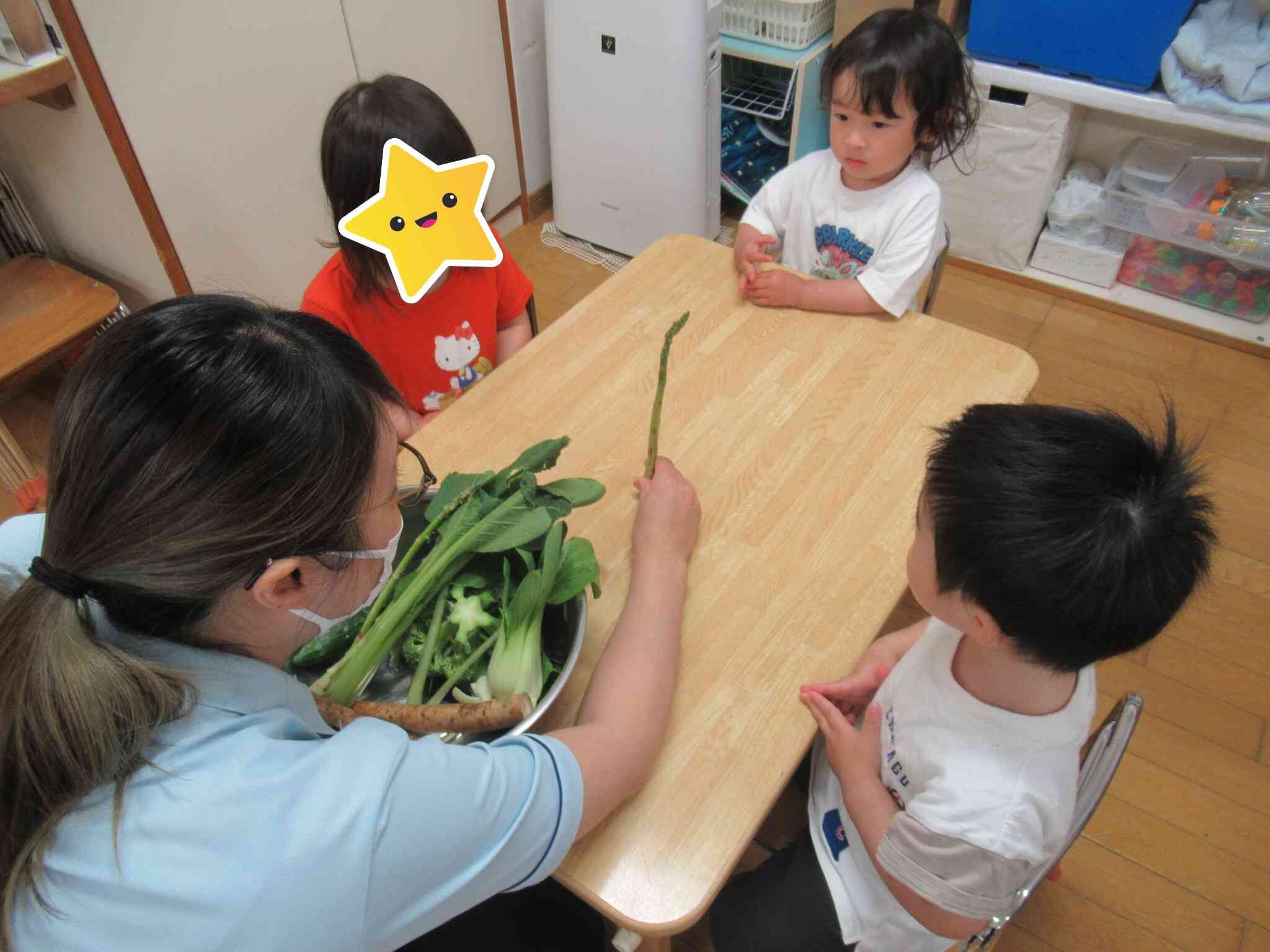 きりん組（2歳児）さんに野菜の紹介☆