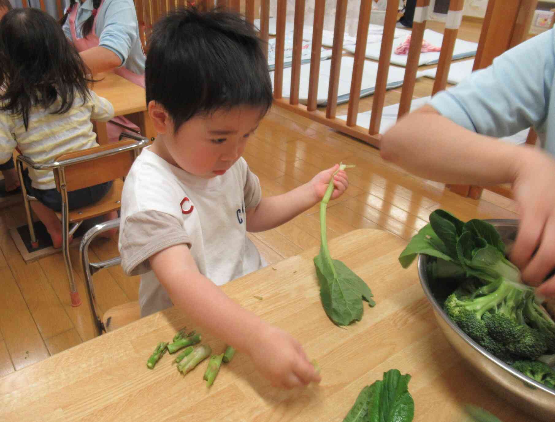 器用に野菜をちぎっているお友だちも☆