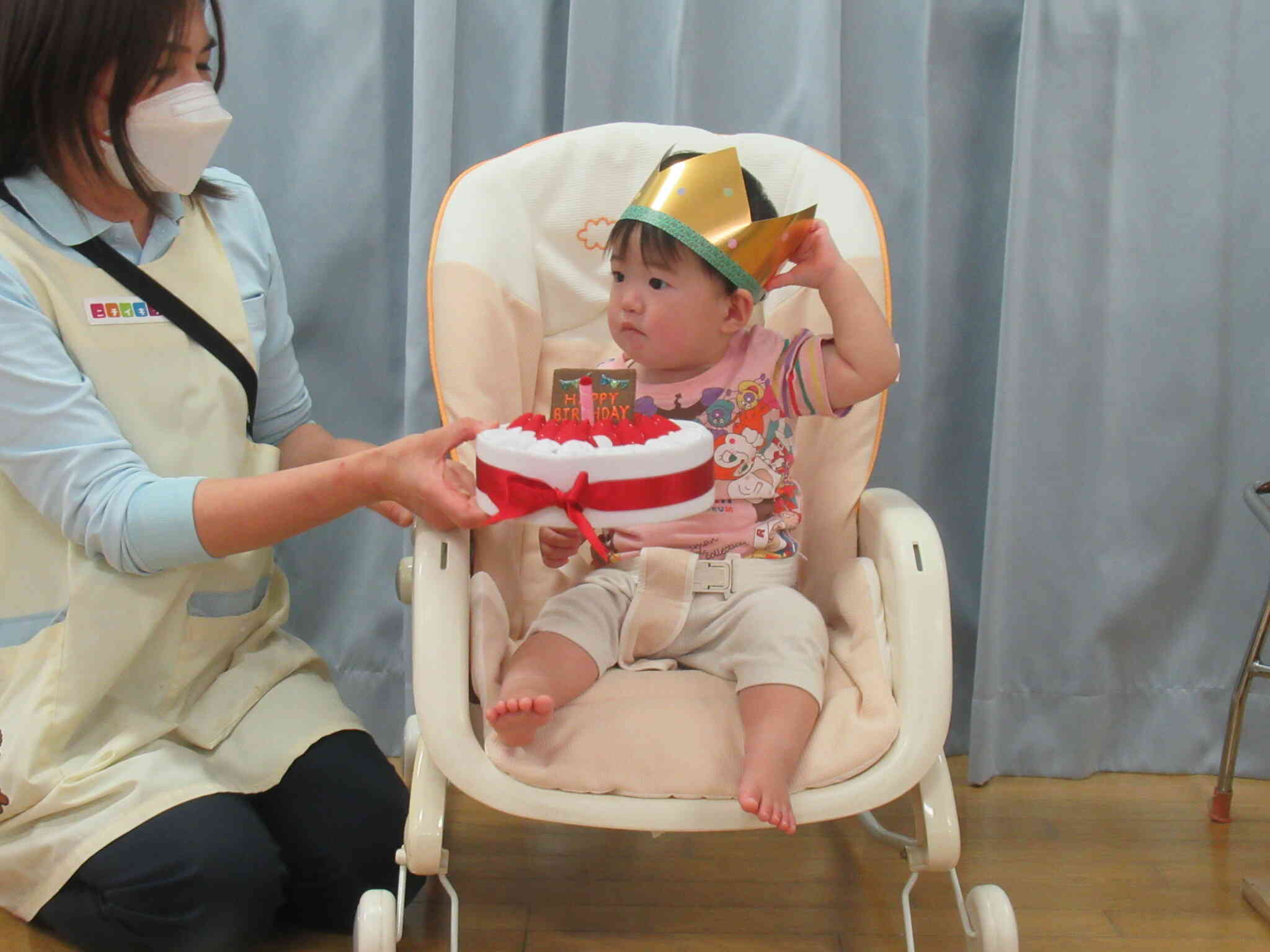 もうすぐ1歳のお誕生日を迎えるお友だち。