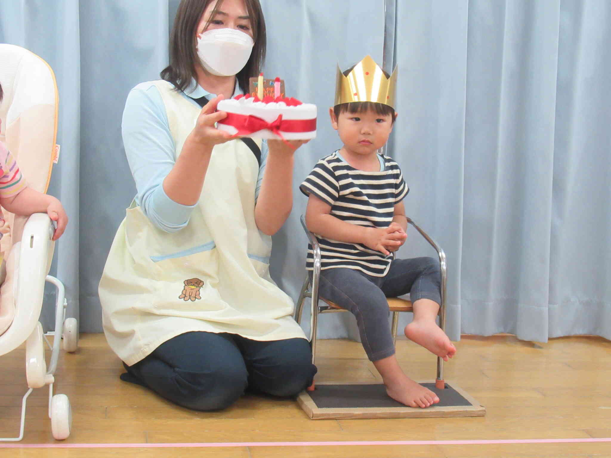 先生からケーキのプレゼント！「ふ～っ！」と、吹けるかな？
