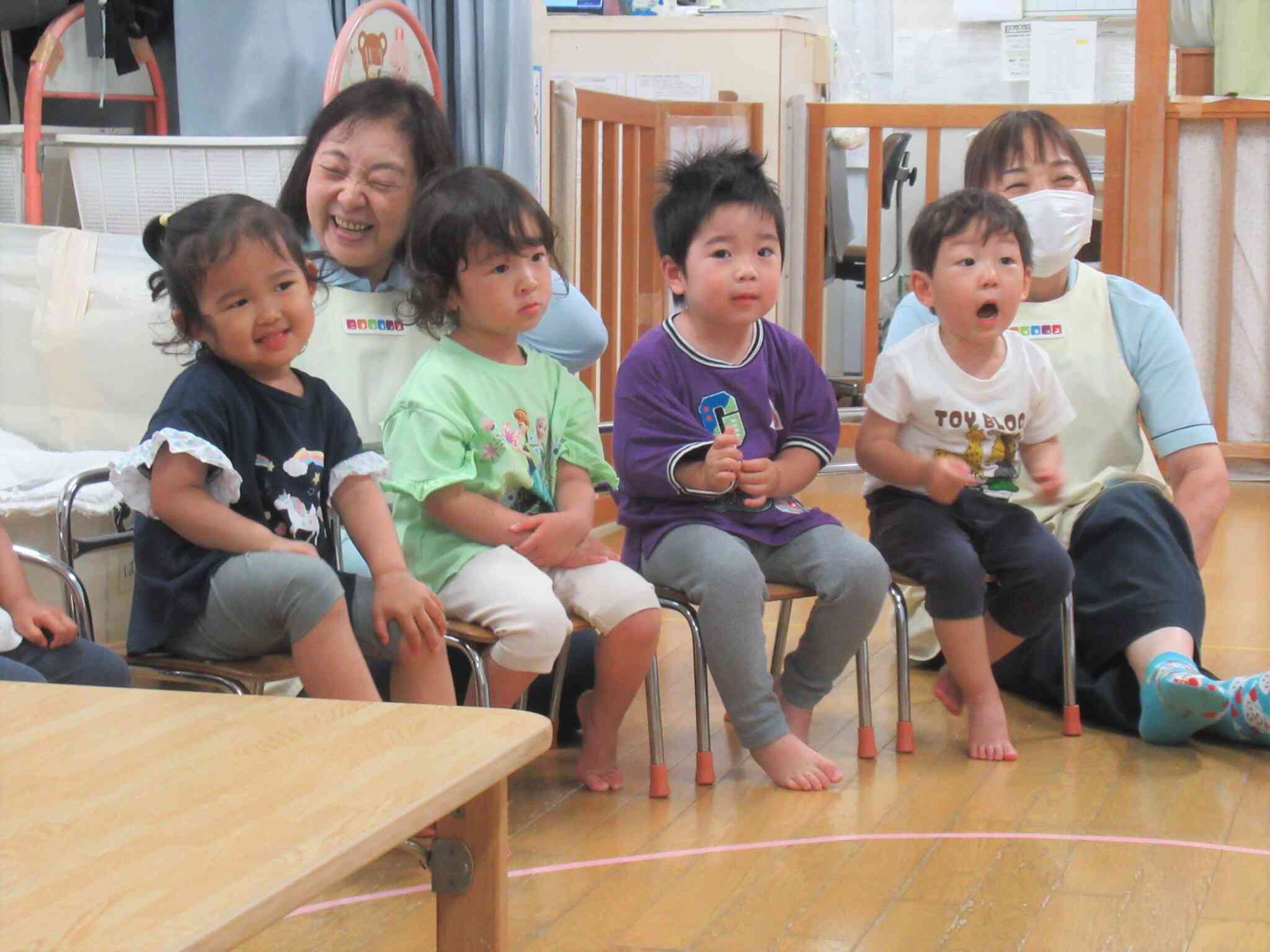 大きな声で先生の質問に答える、きりん組（2歳児）さんのお友だち。