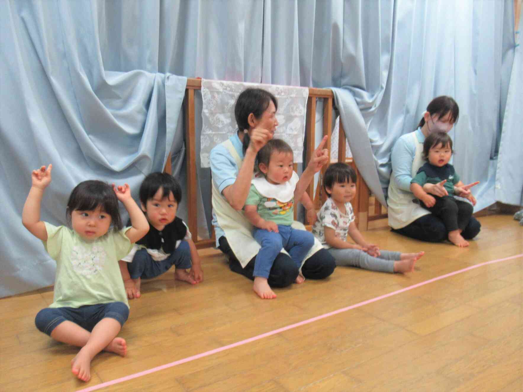 ぱんだ組（1歳児）さんもきりん組（2歳児）さんが隣の部屋でやっているのを見て予習しています☆