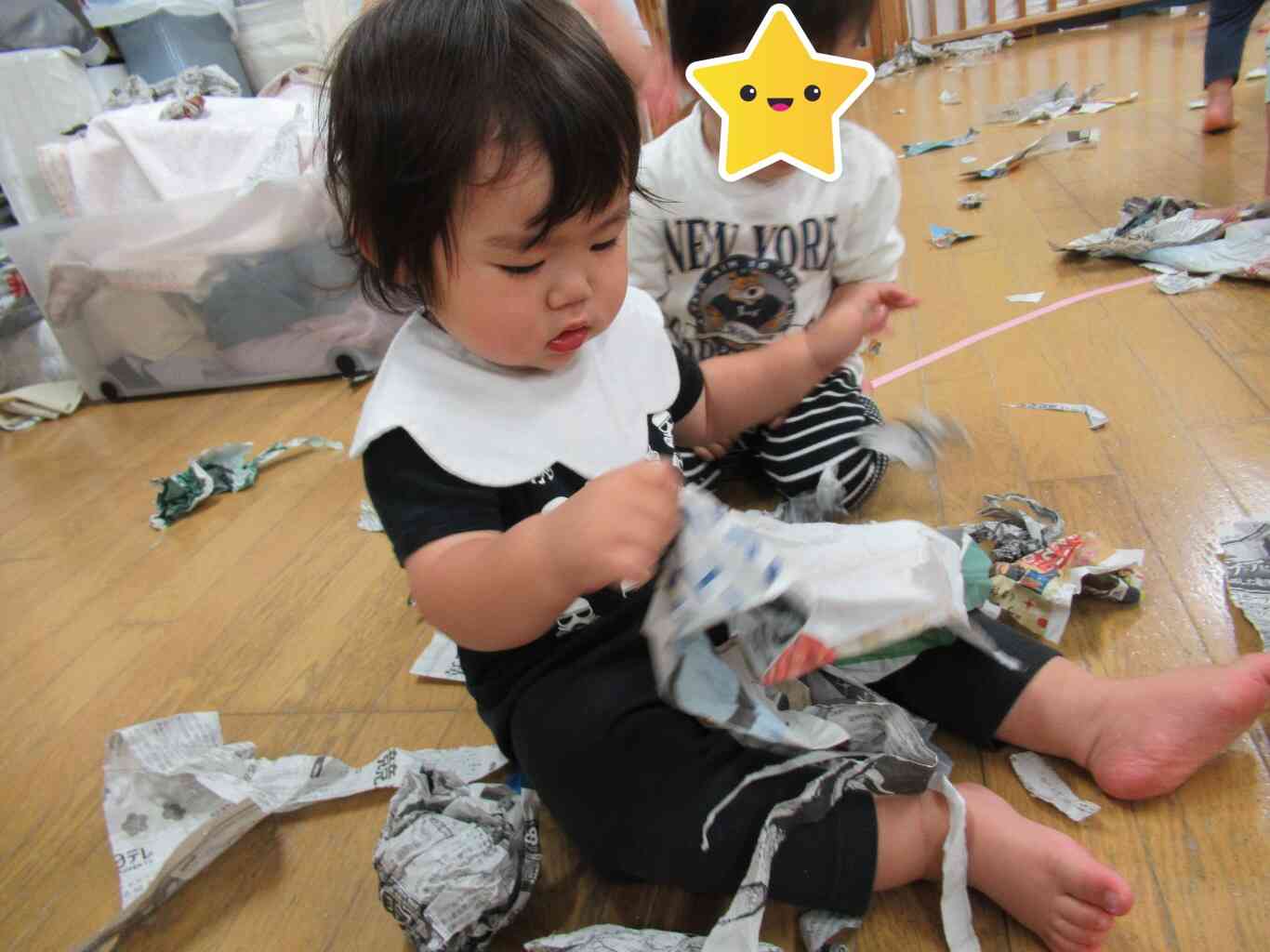 集中して新聞紙ちぎりをしています。