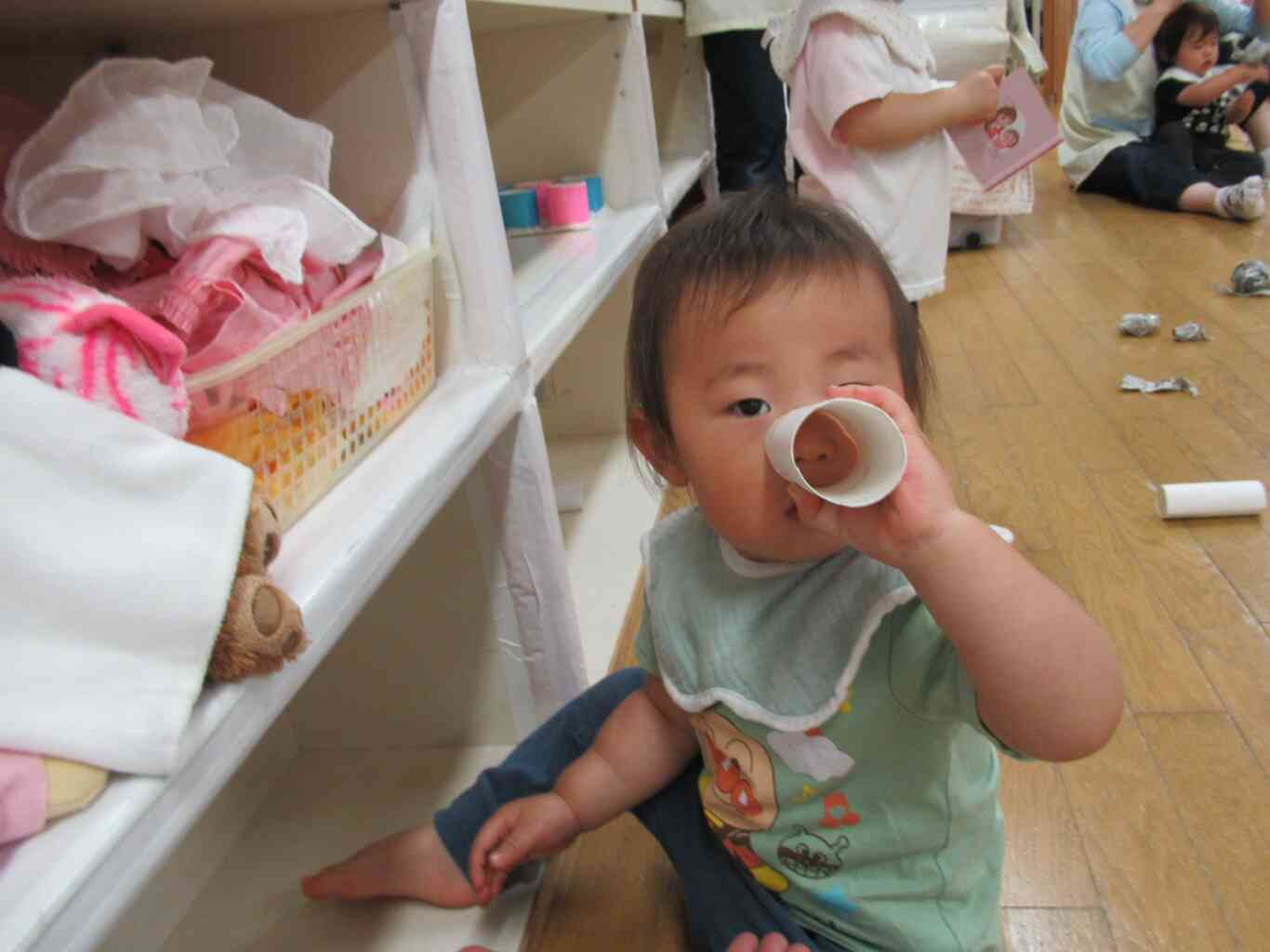 きりん組（2歳児）さんがやっているのを真似して覗いているつもり（笑）