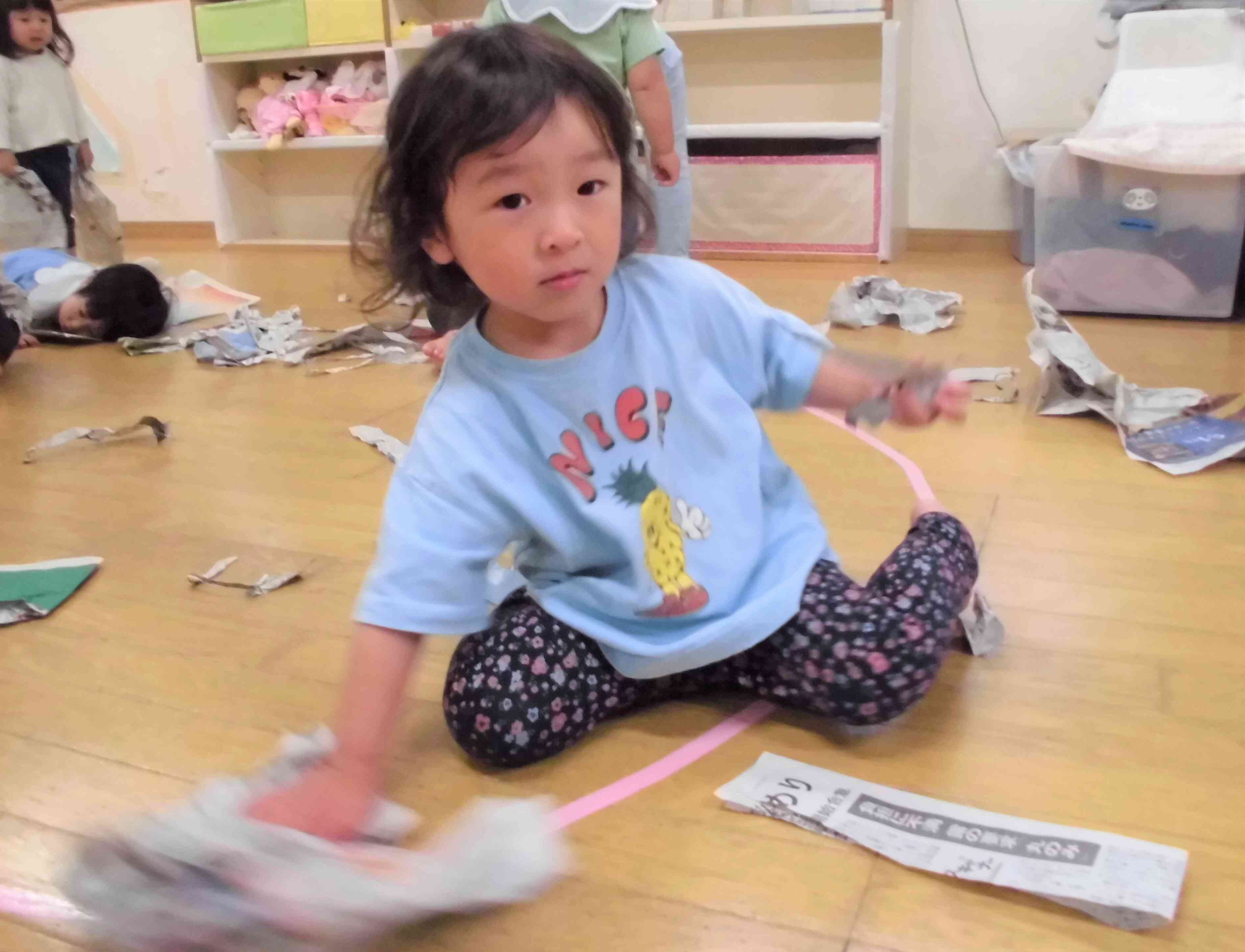 新聞紙でお掃除中～♪