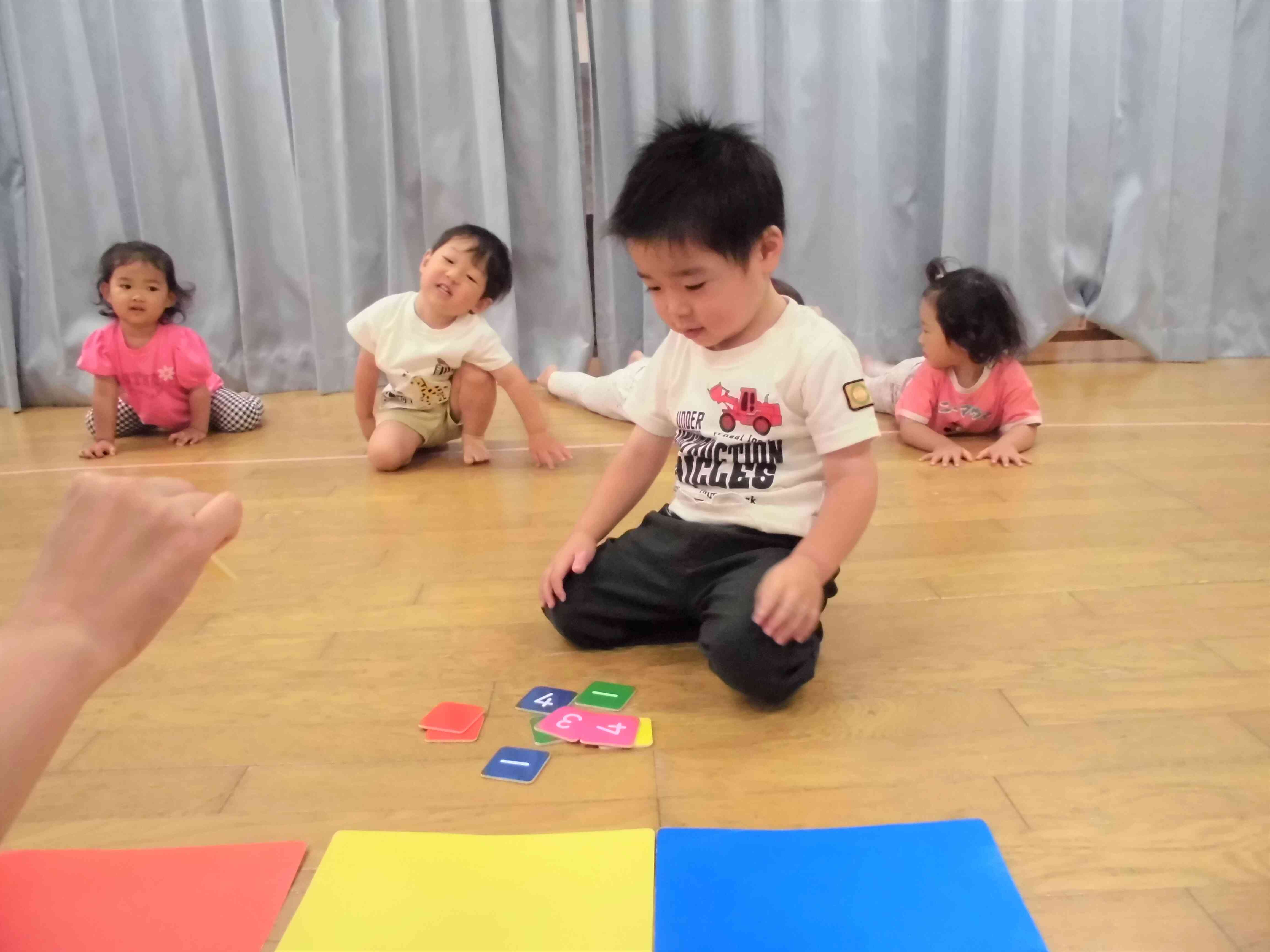 どの色にしようかな～と、カードを選び中☆