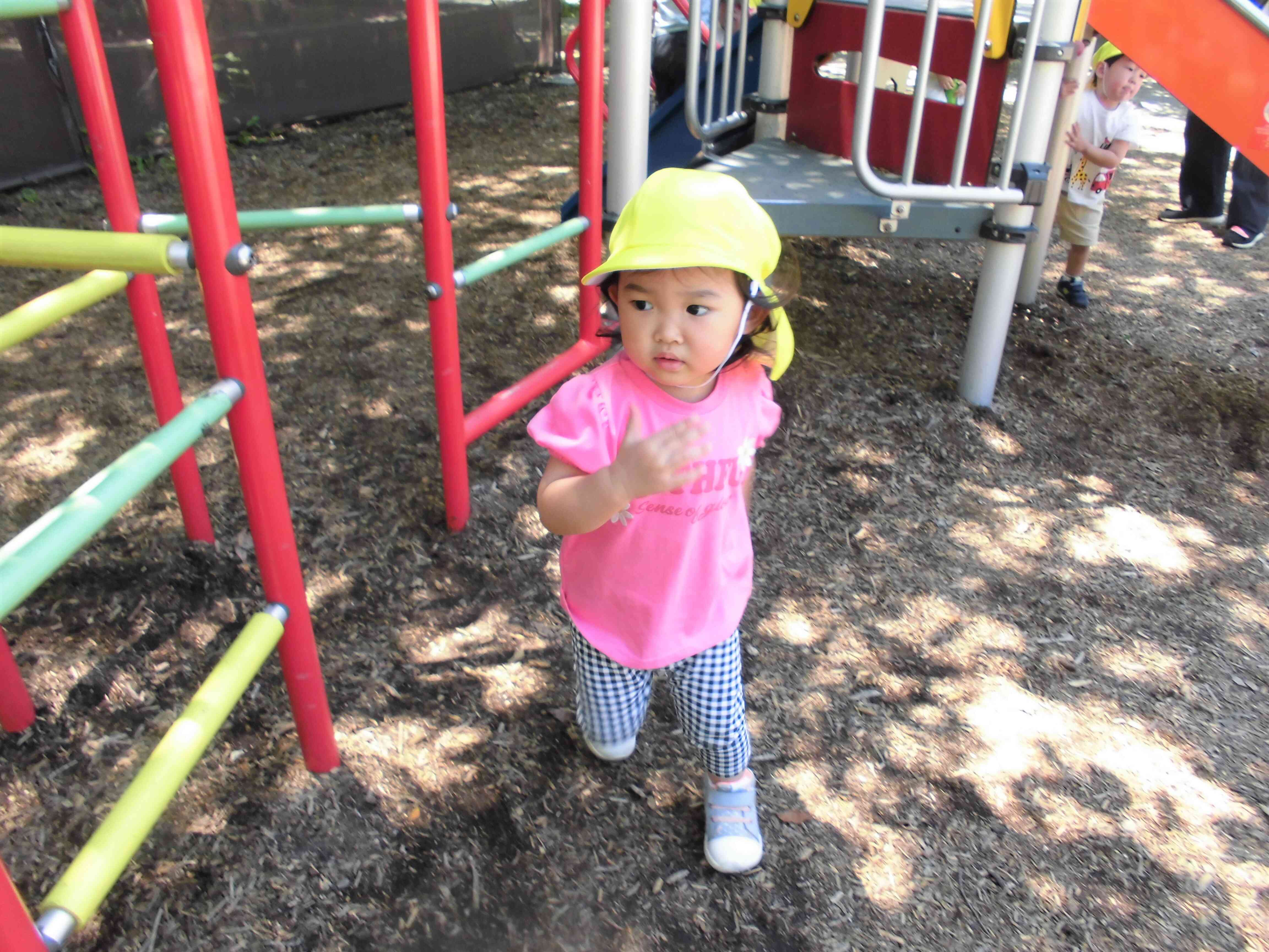 低い滑り台のあとは、高い滑り台にチャレンジ！