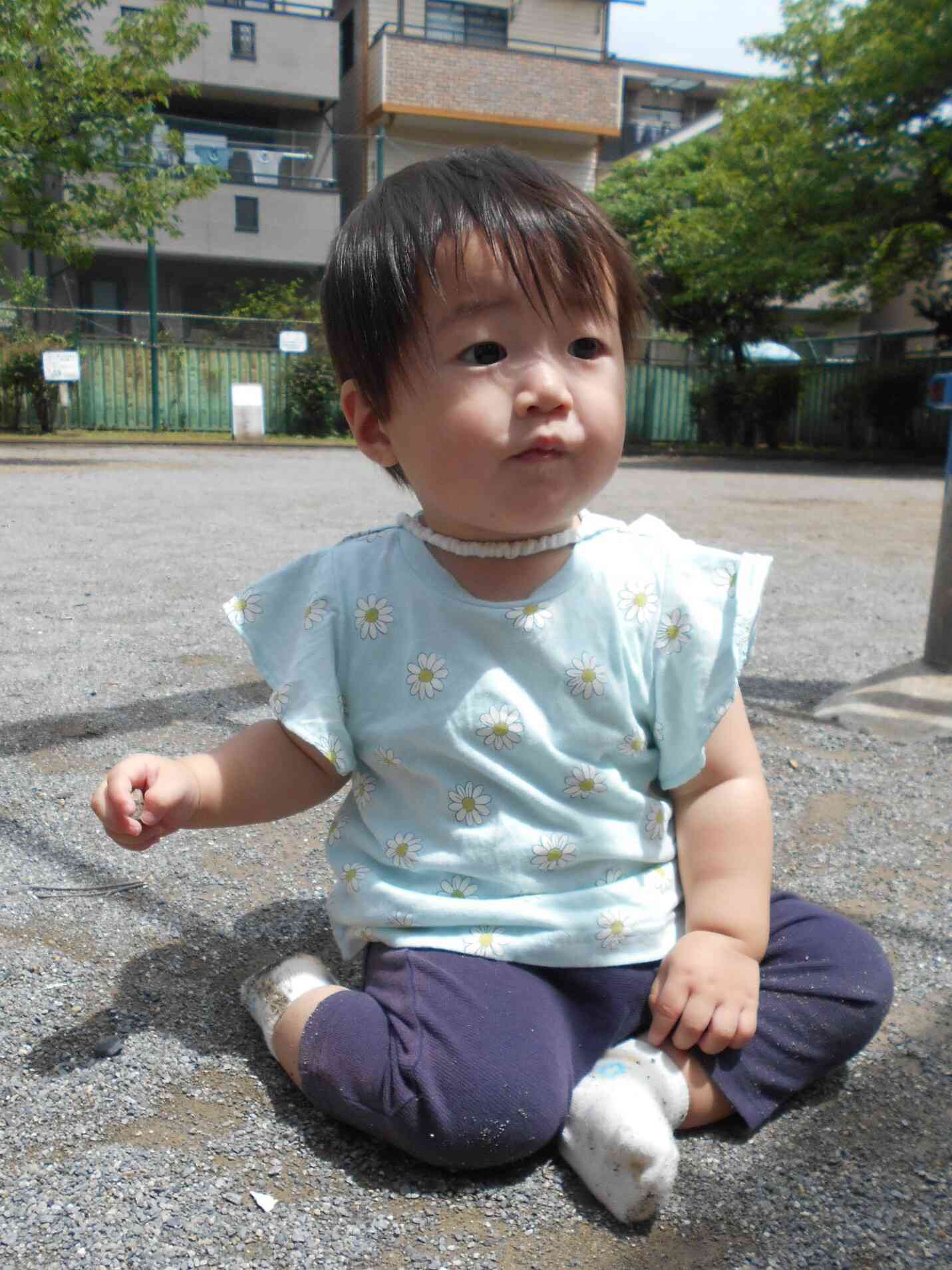 お外でお砂遊びが好きで、感触を楽しんでいます☆