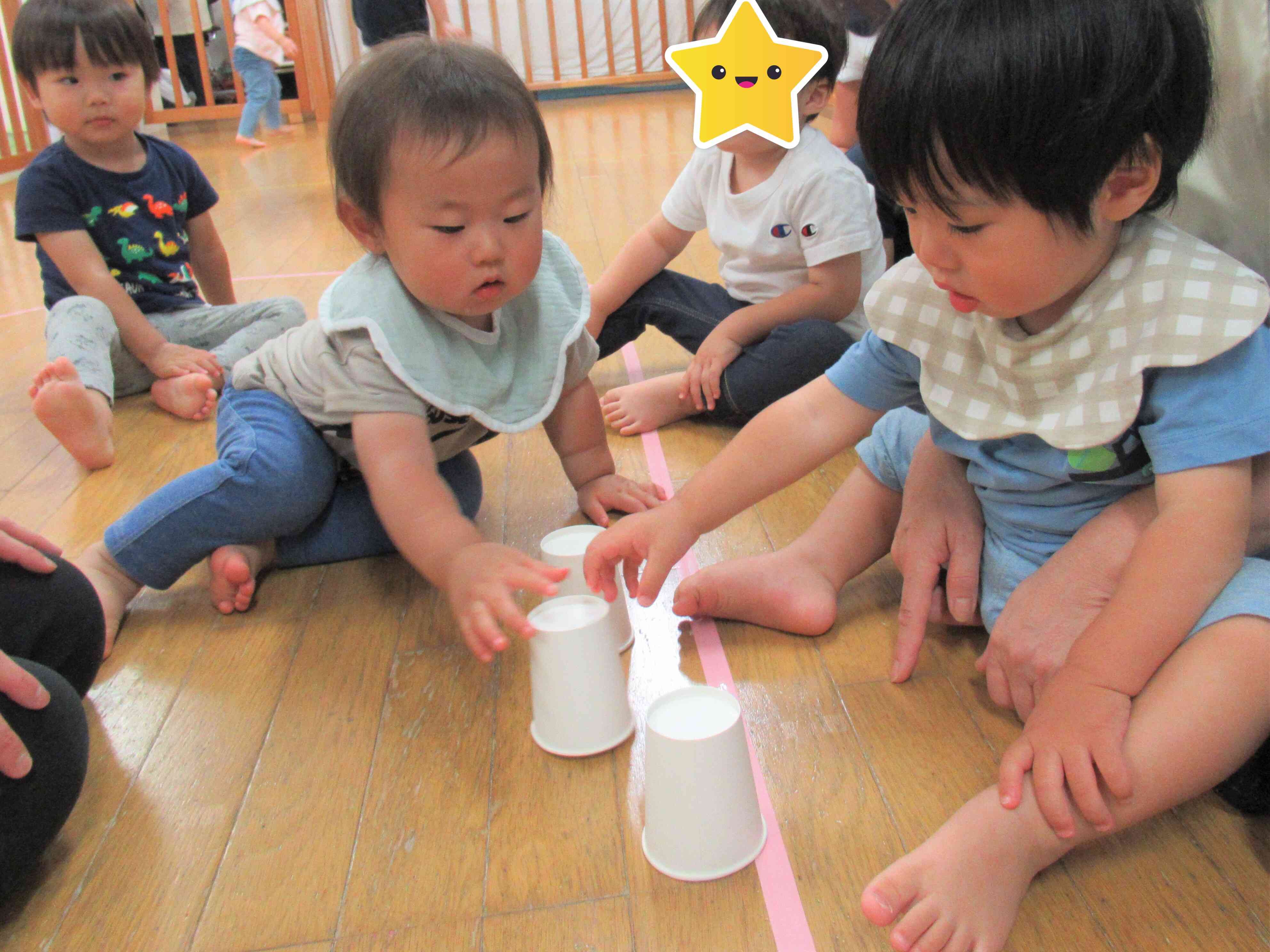 どの紙コップにチップが隠されているのか考え中…