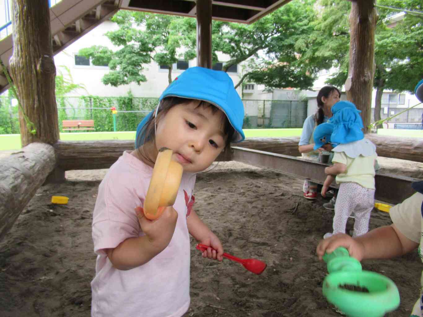 何で砂が下から出てくるのか不思議そうに見ていました。