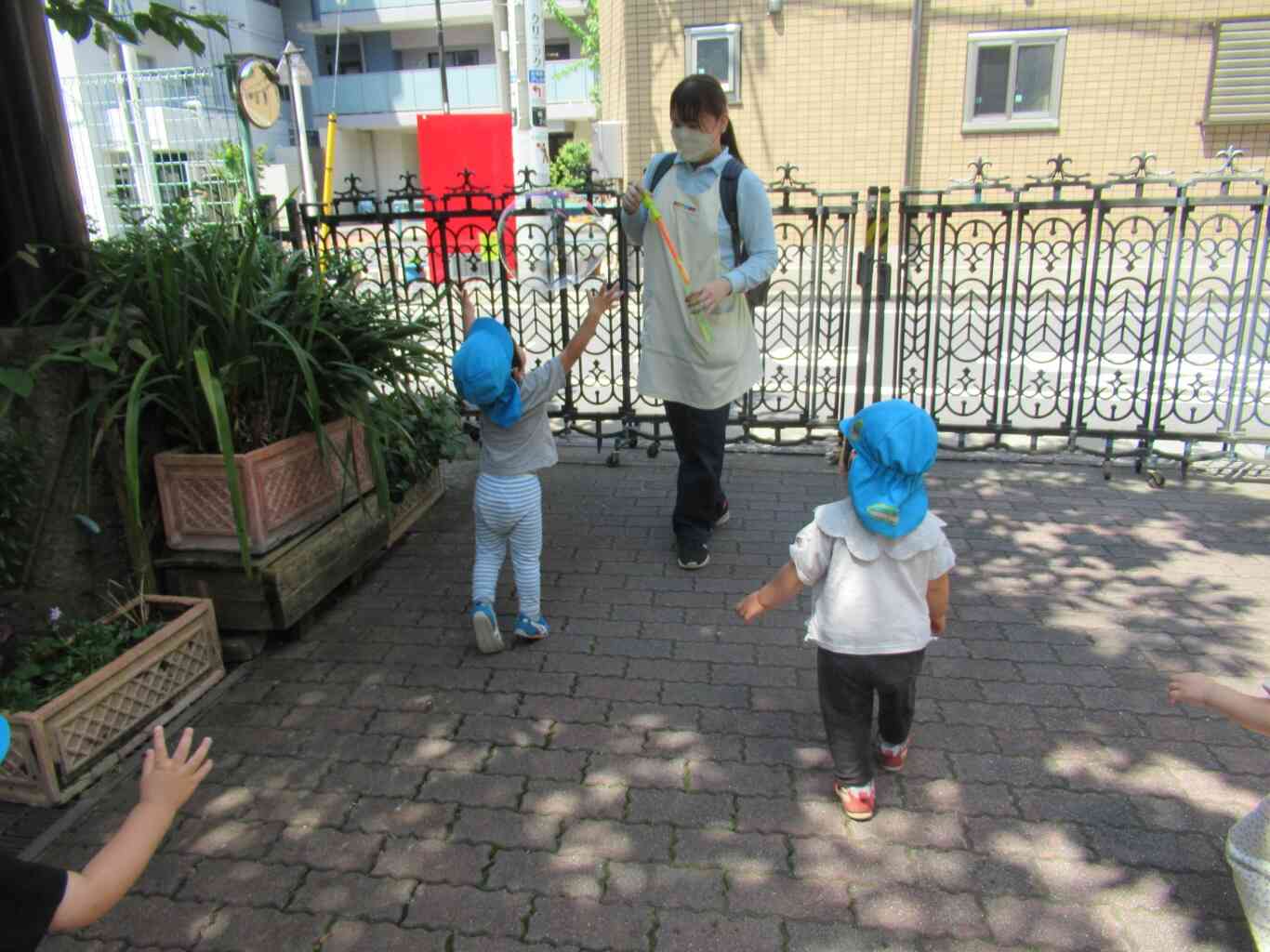 先生のしゃぼん玉を追いかける子供たち