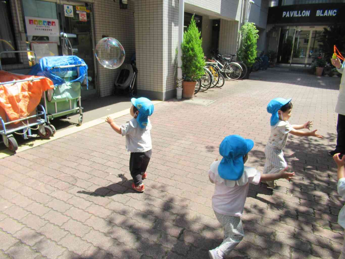 大きなしゃぼん玉が出来て大喜び！