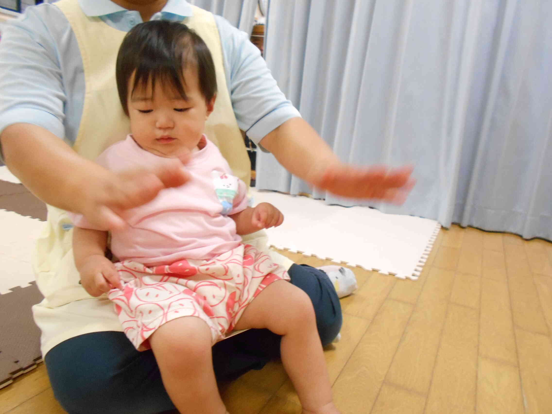 先生の手遊びを観察中