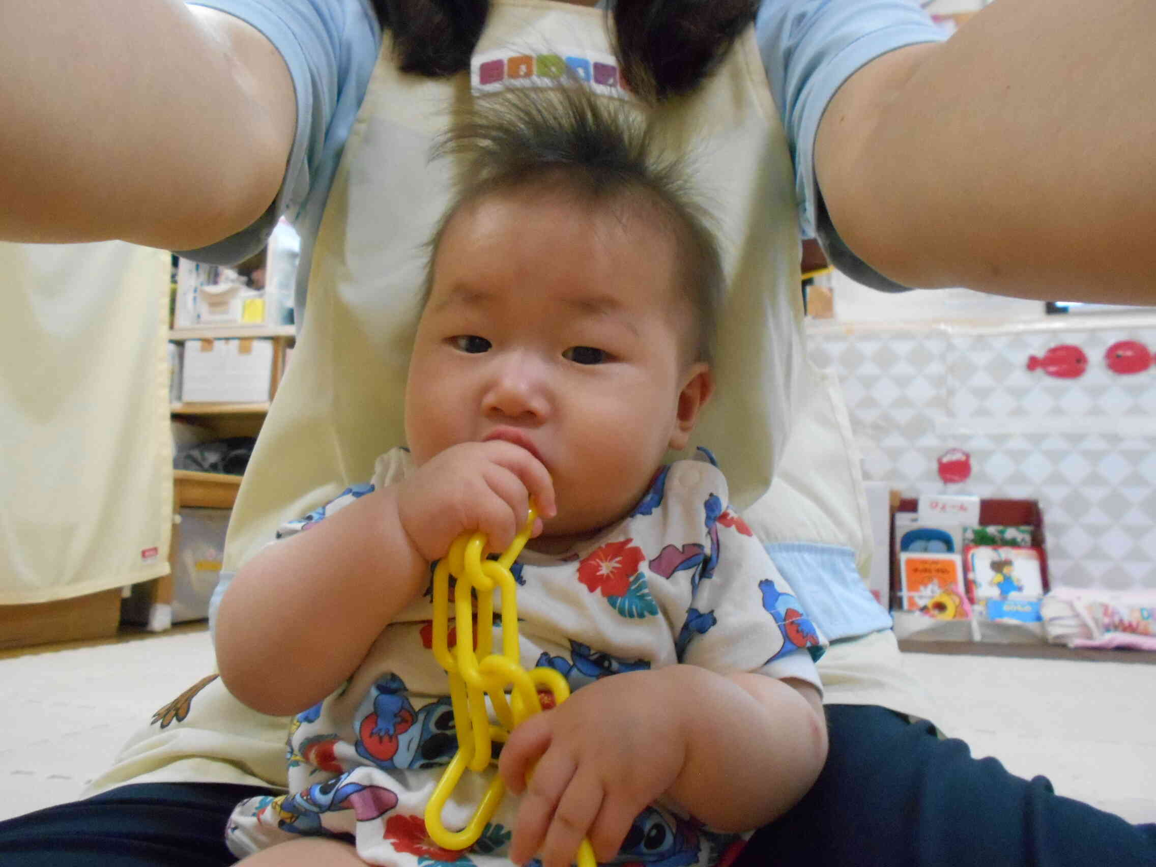 小さなお友だちは先生のひざに座ってリトミック参加が出来ました！