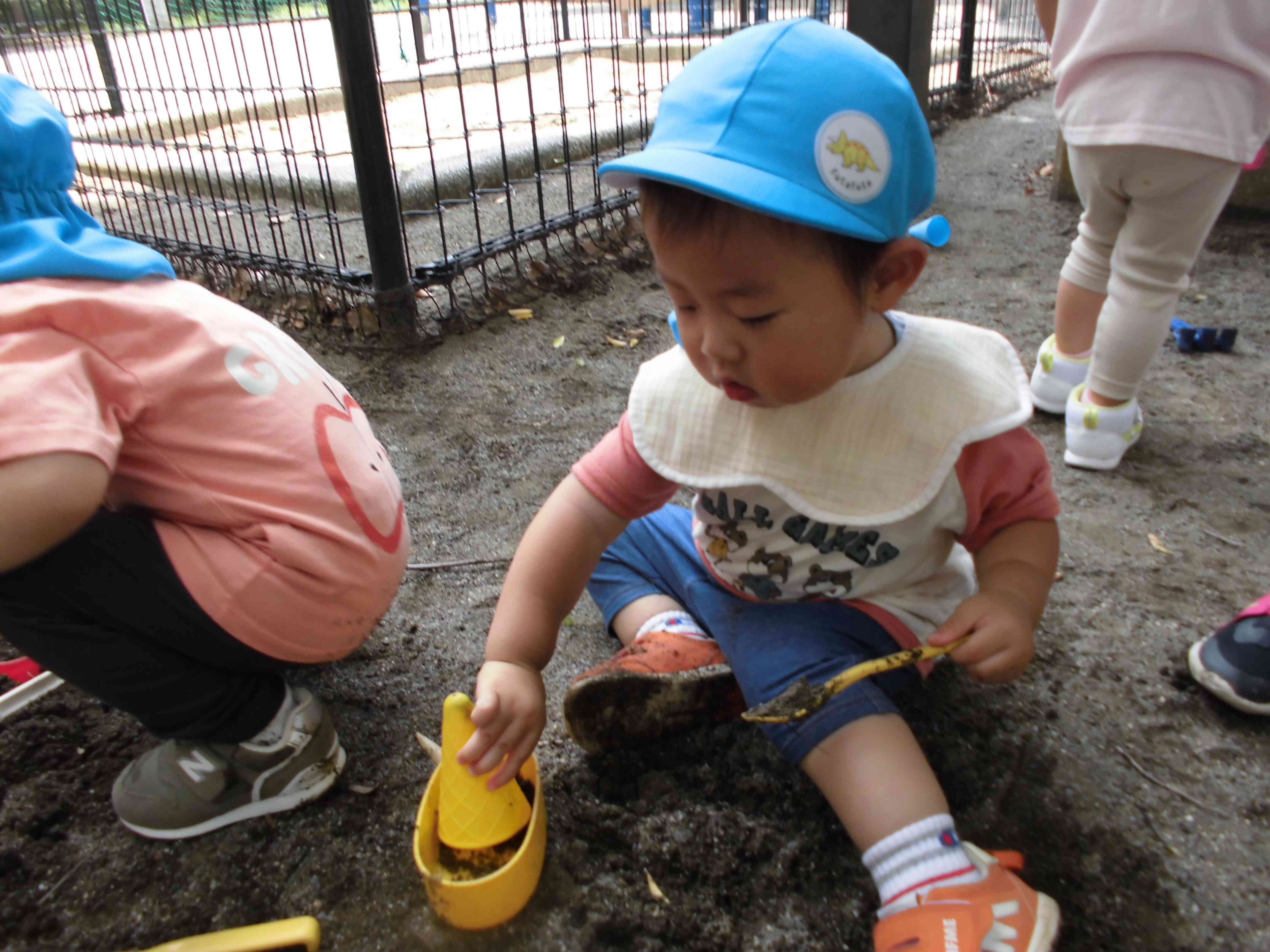 きりん組（2歳児）さんの真似をして遊んでいます☆