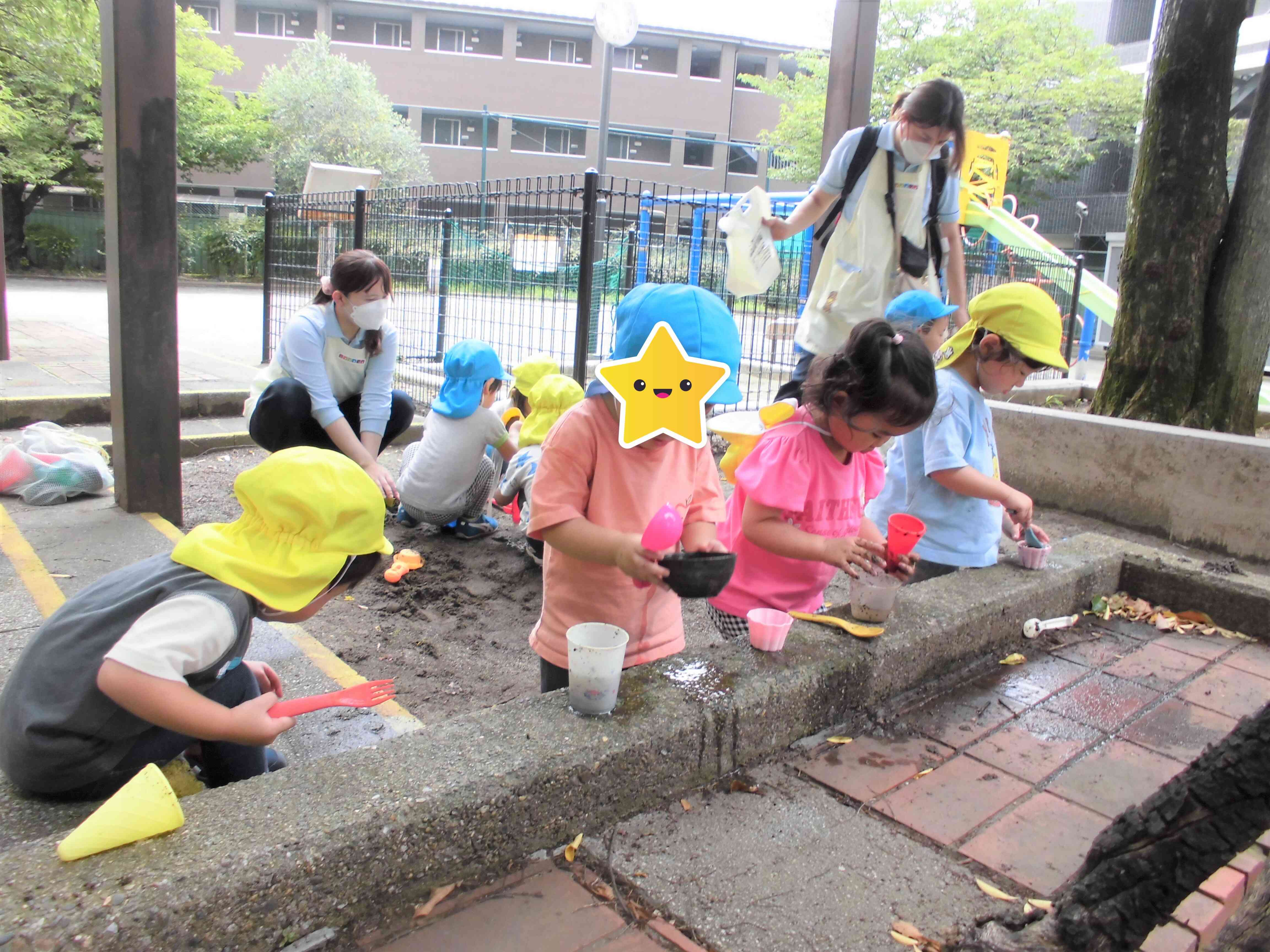 6/27 公園で泥んこ遊びをしました!