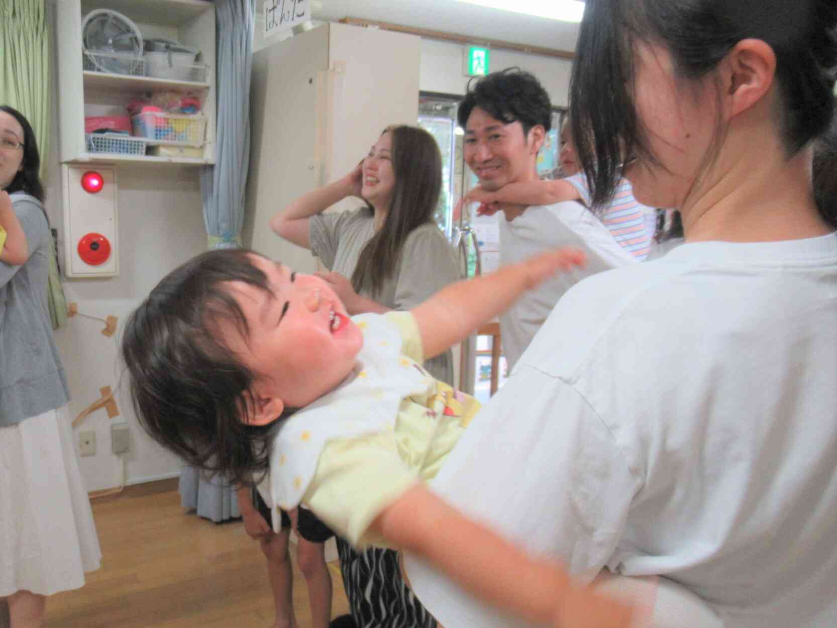 お母さんに抱っこされて嬉しそう♪