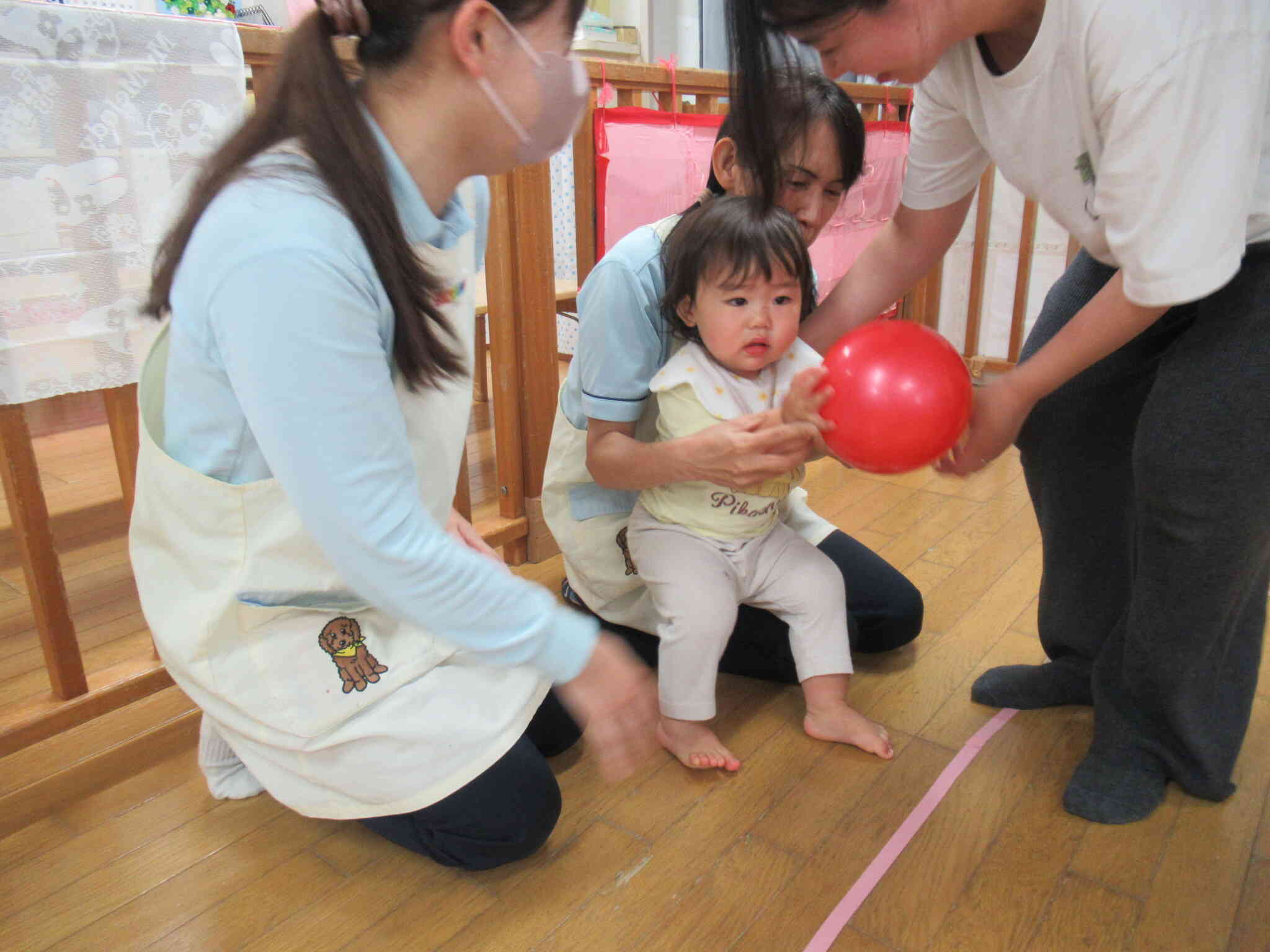 ボールを離したくない！とぎゅっとボールを掴んではなしません！