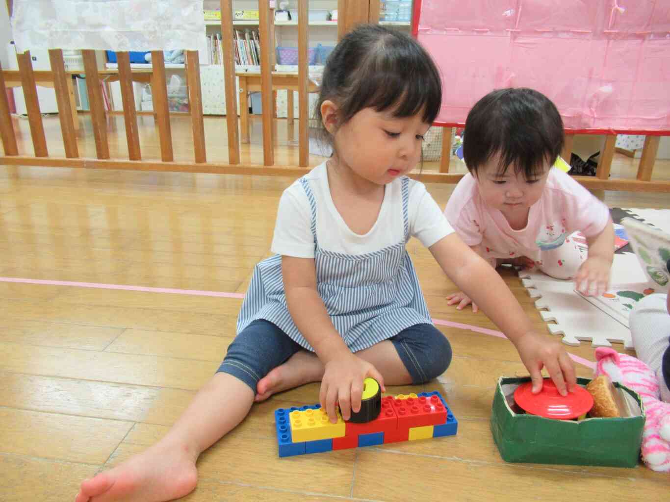 朝の合同保育では小さい子に優しくしてくれるお友だちがたくさんいます♪