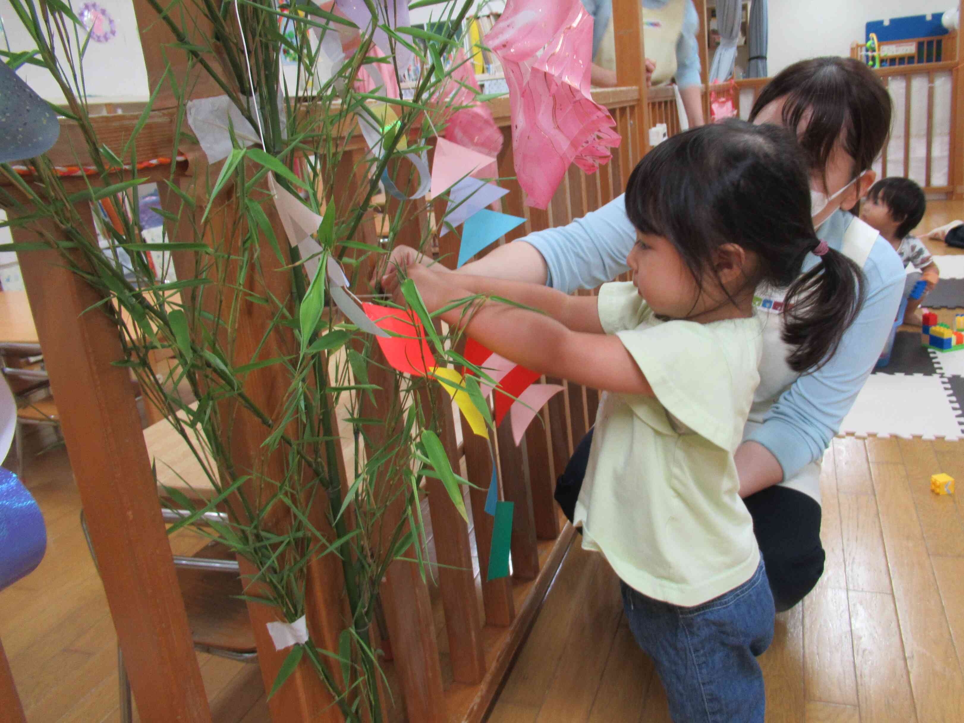これが好き！と飾りつけを見る、ぱんだ組（1歳児）さんのお友だち