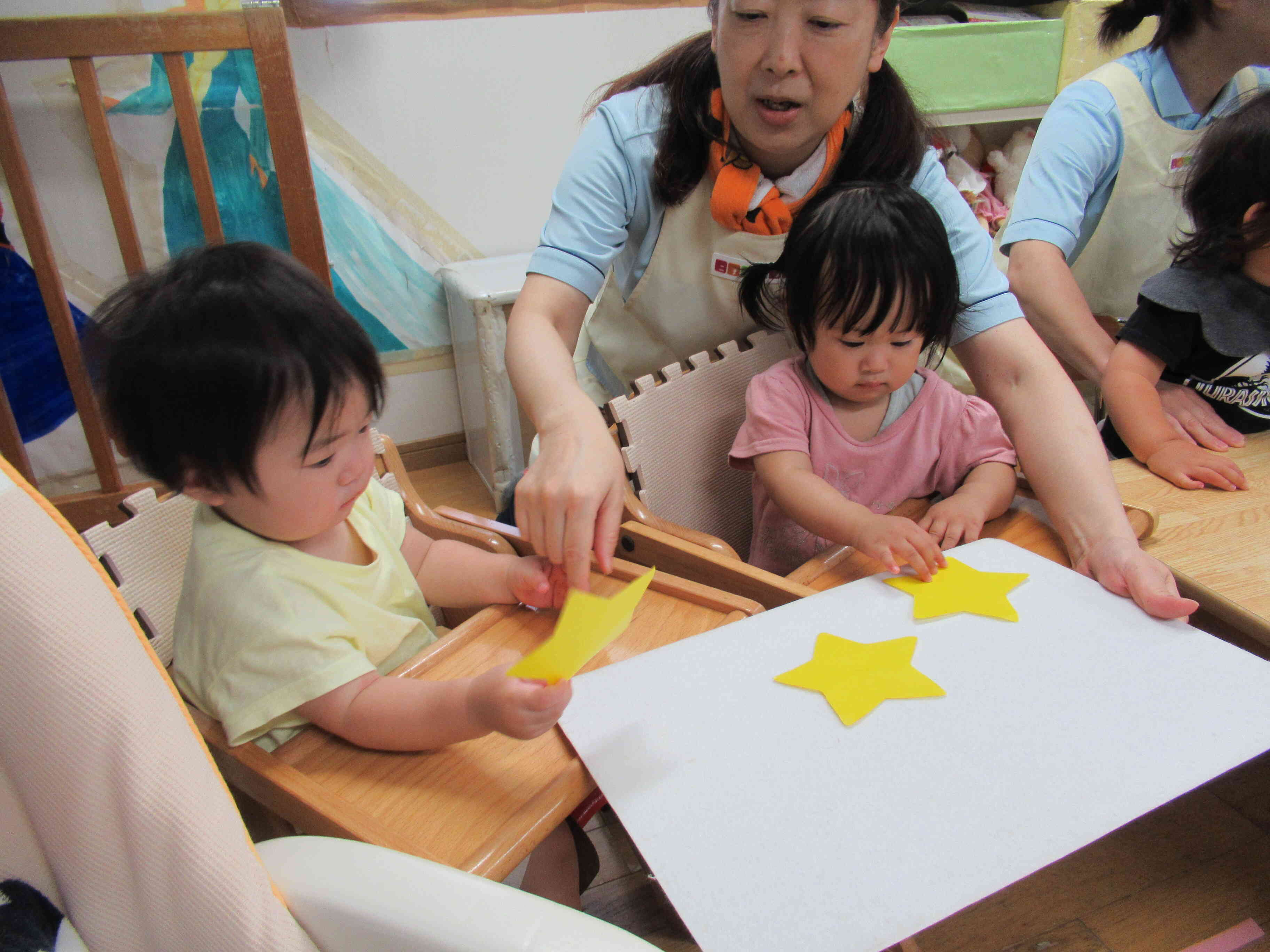 うさぎ組（0歳児）さんは小さなパネル板にお星さまを貼りました☆