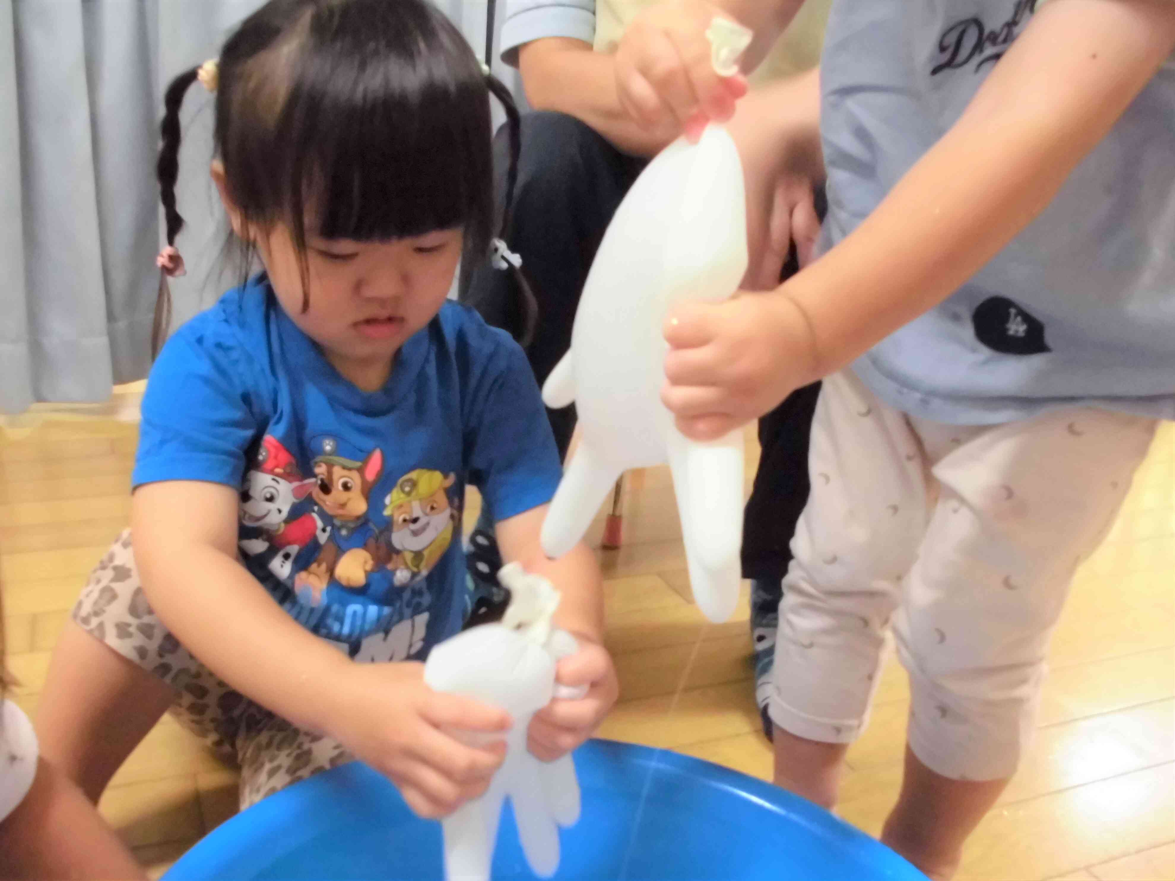 水を出すのにコツがいります…真剣なまなざしです。