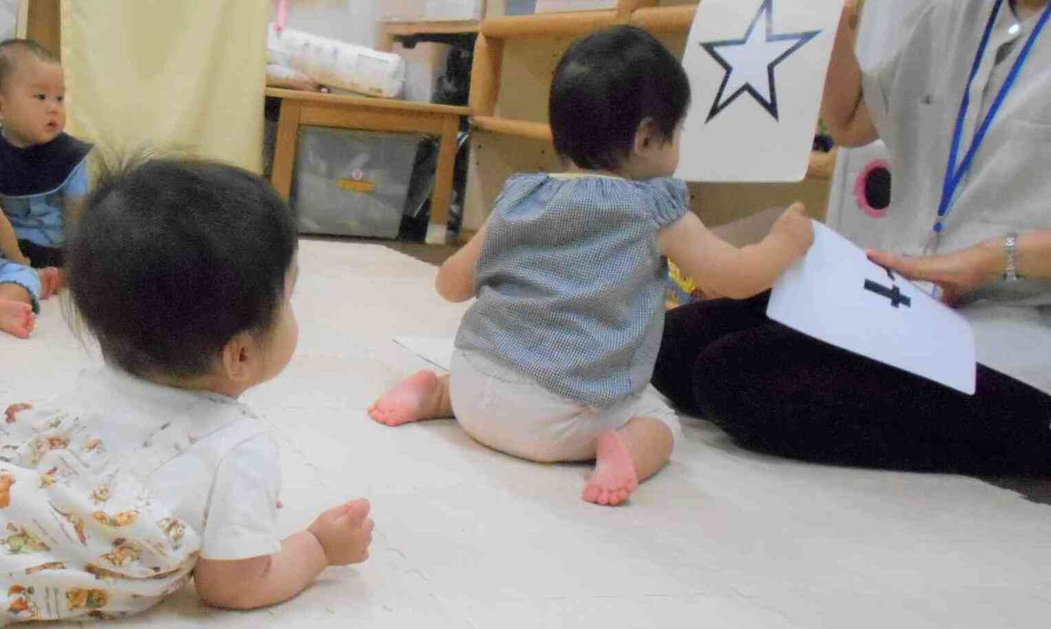 お友だちがやっているのをじっくり後ろで観察中～