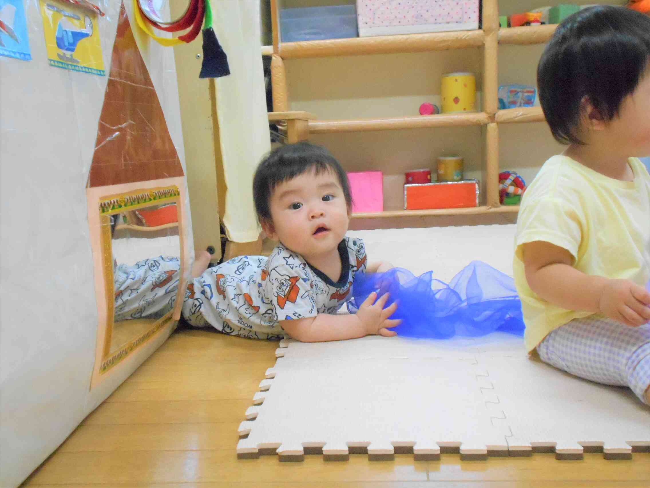 うさぎ組（0歳児）さんもスカーフ大好きです♪