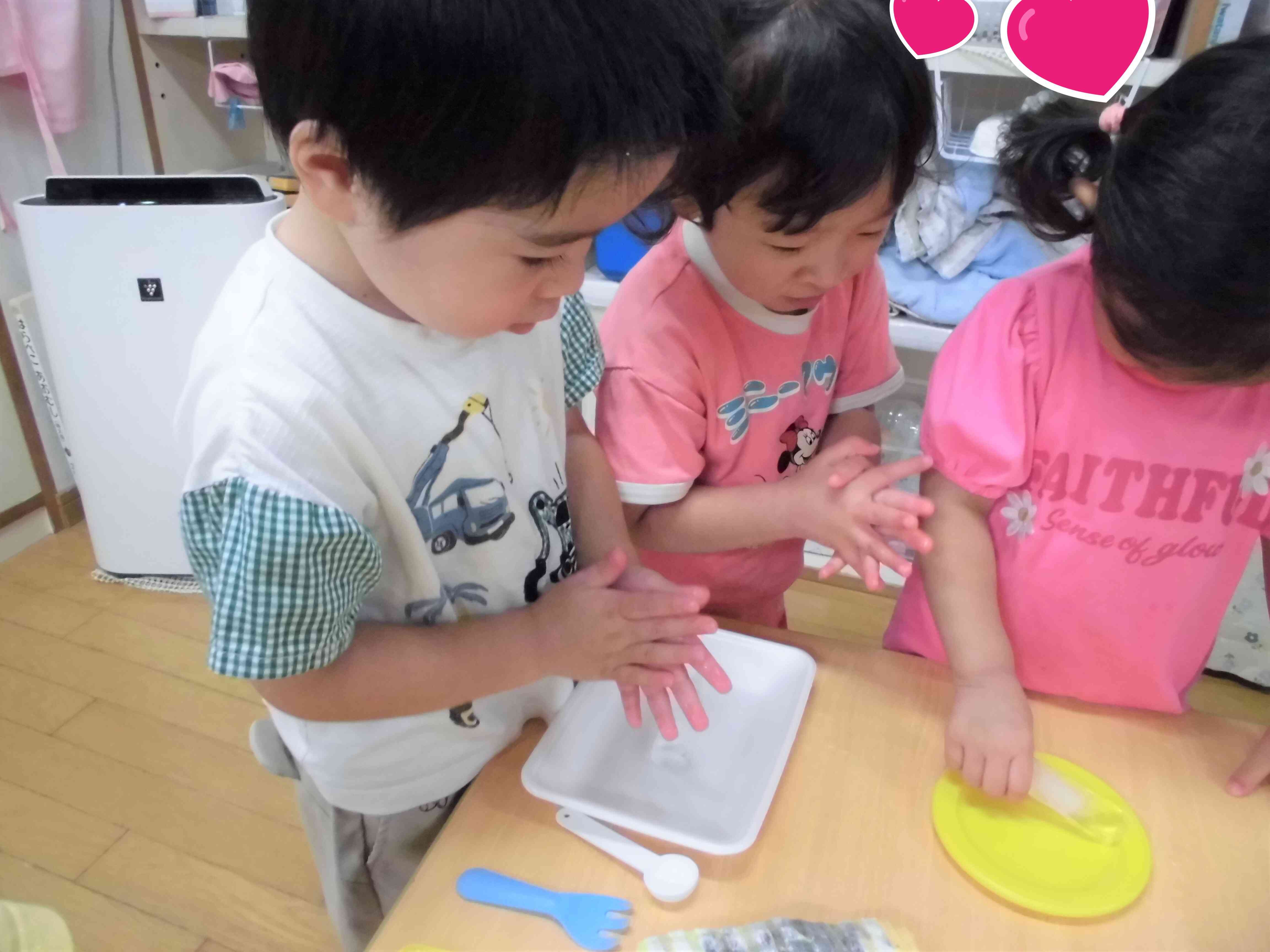 9/1　ぱんだ組（1歳児）さんと氷遊び
