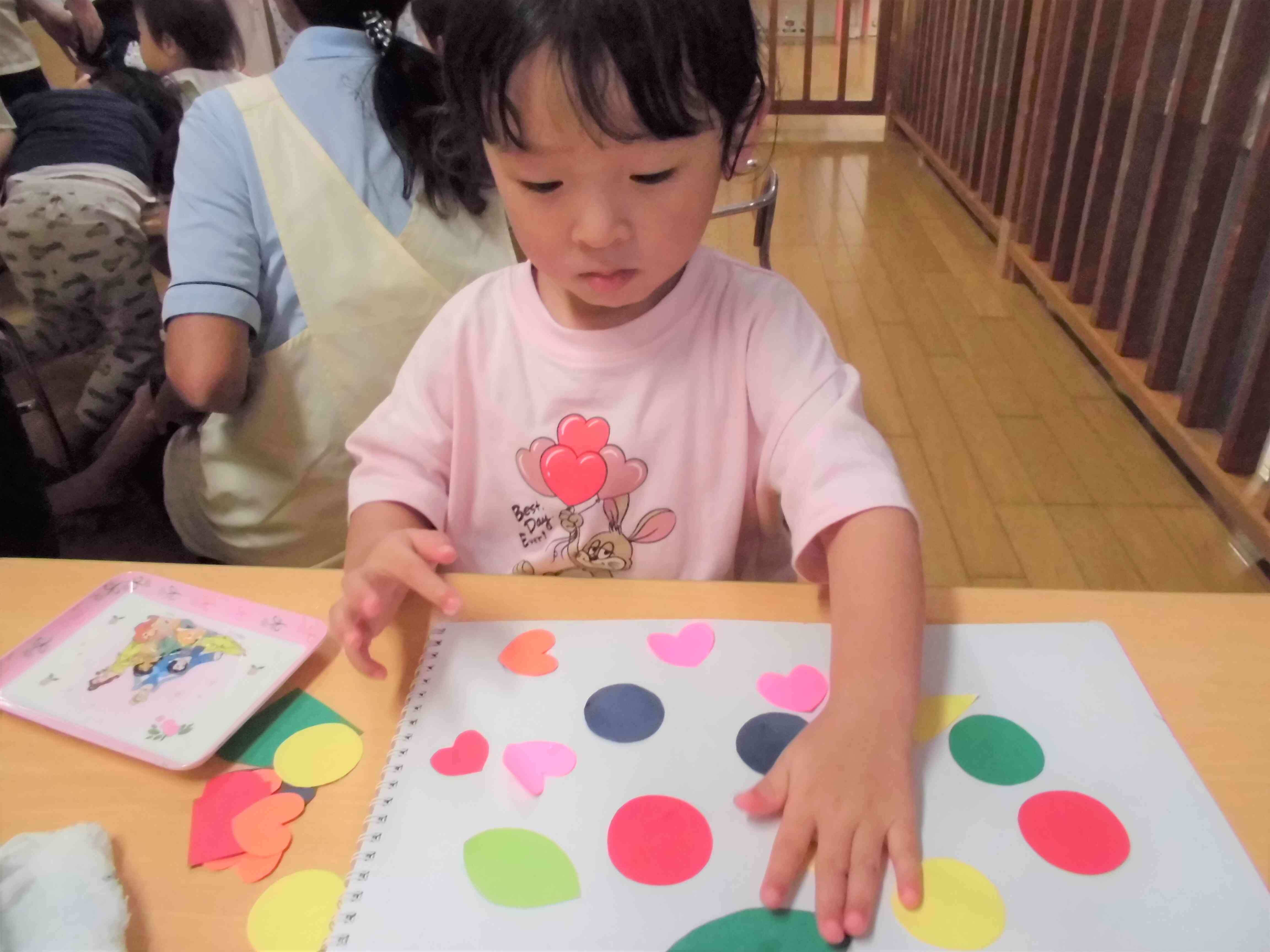 スケッチブックにお絵描きをしたり、型取りした色画用紙にのり付けをして貼ったりしました☆