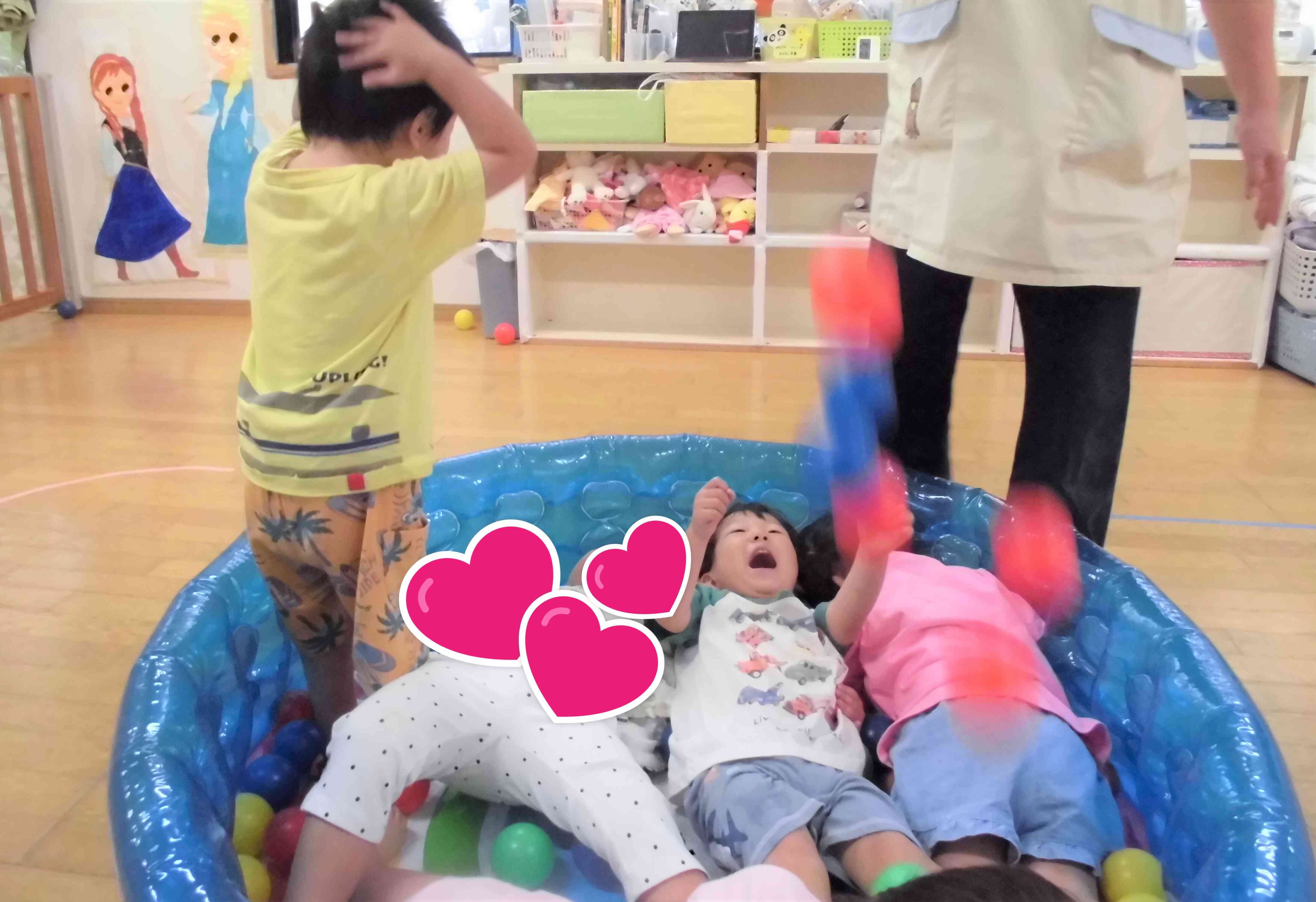 ボールを上から雨のように降らせてもらって大はしゃぎ！