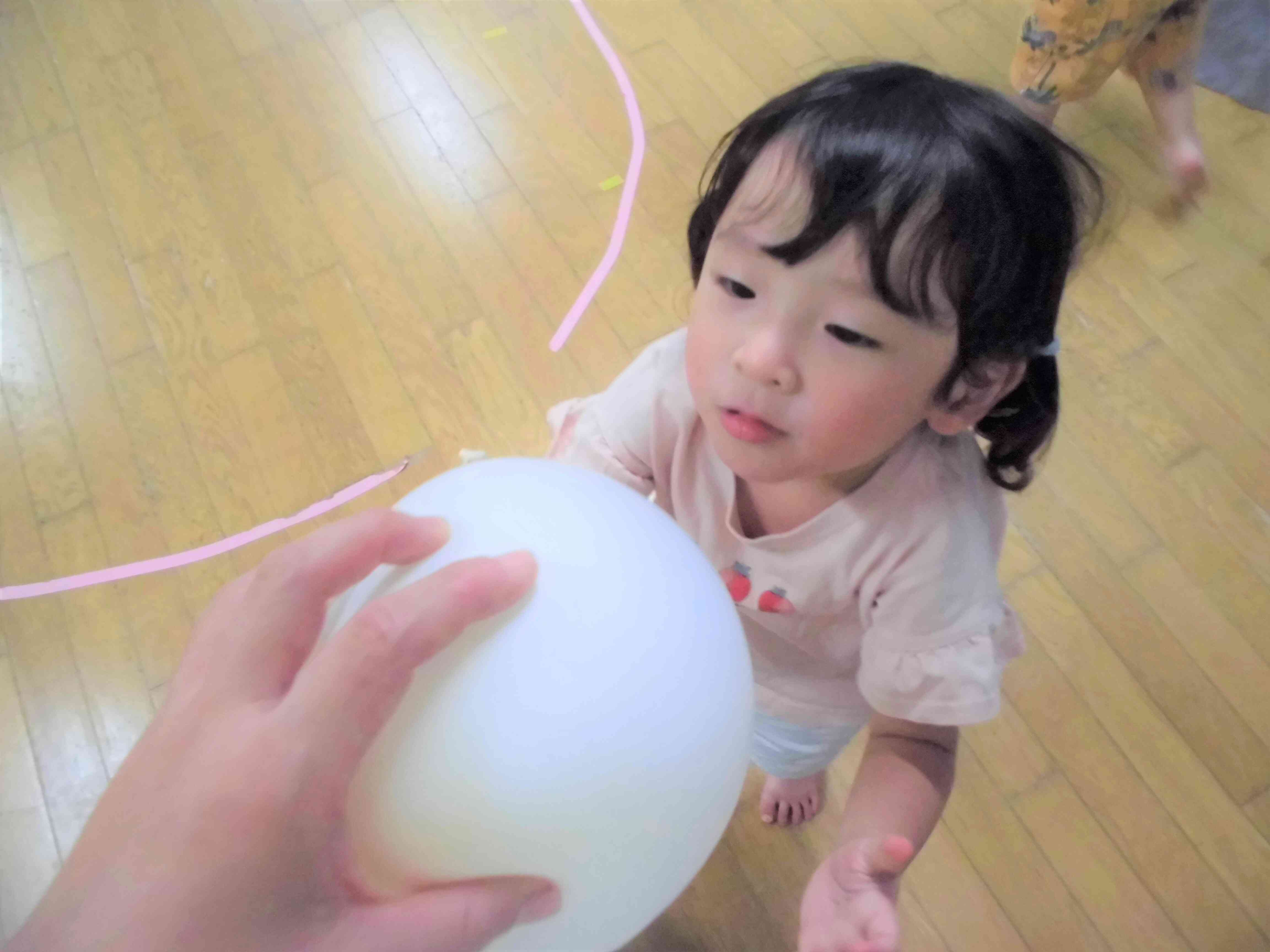 小さくなった風船がお気に入りで、モチモチした感じを先生に見せに来てくれました。