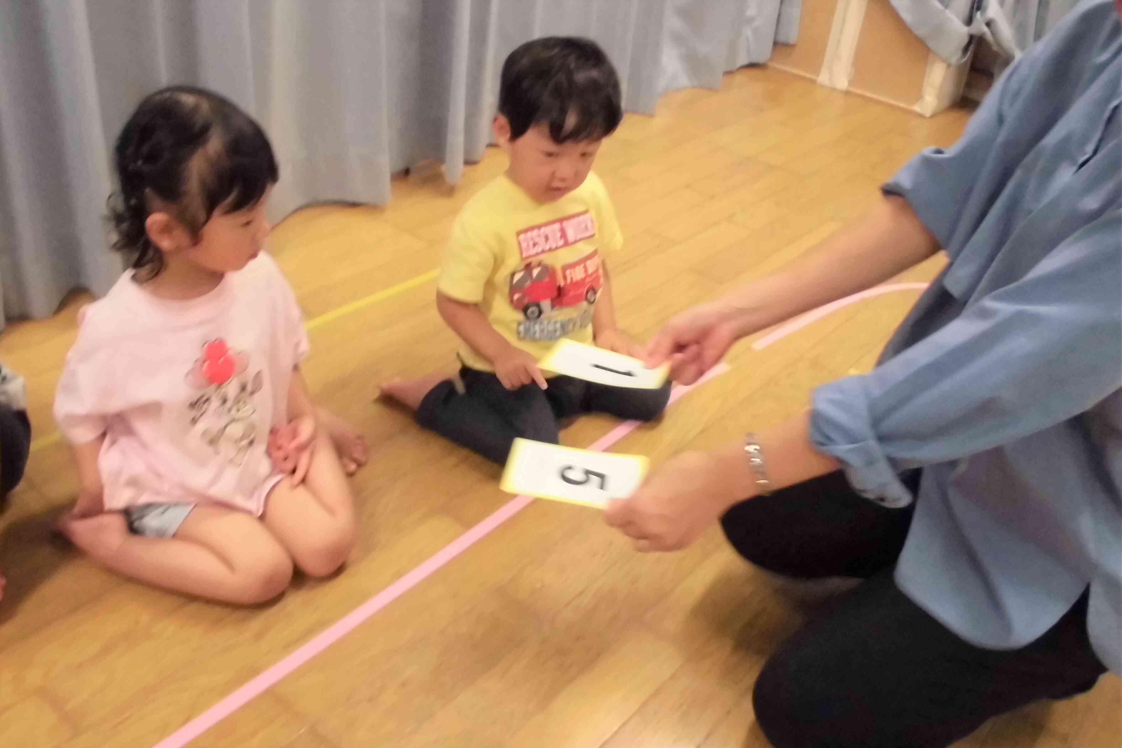 2枚数字のカードを出されて、英語の先生が言っている数字が何なのか当てます。当てられるかな？