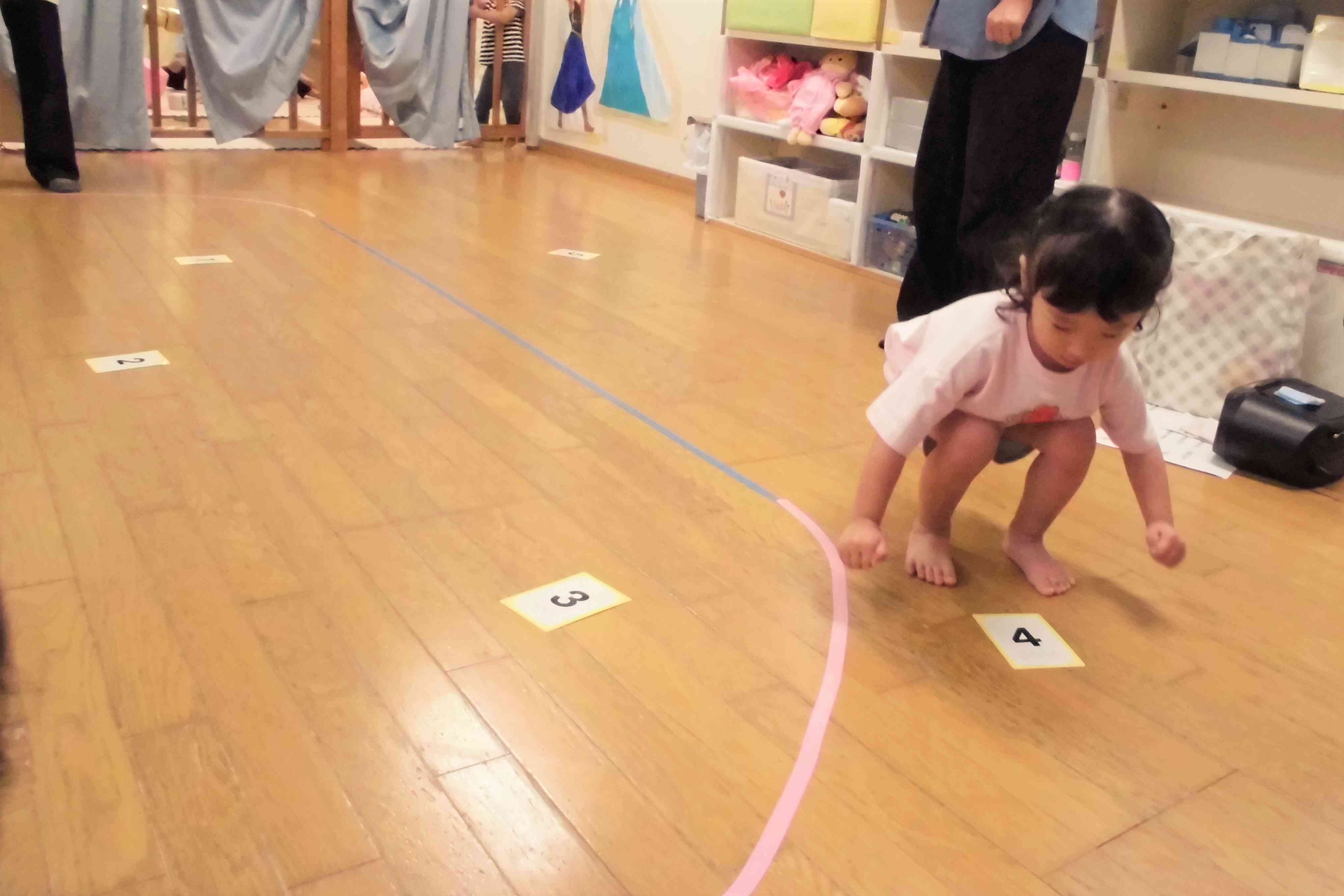 英語で言われた数字までジャンプでいってカードを取るゲーム！ピョンピョンピョン♪