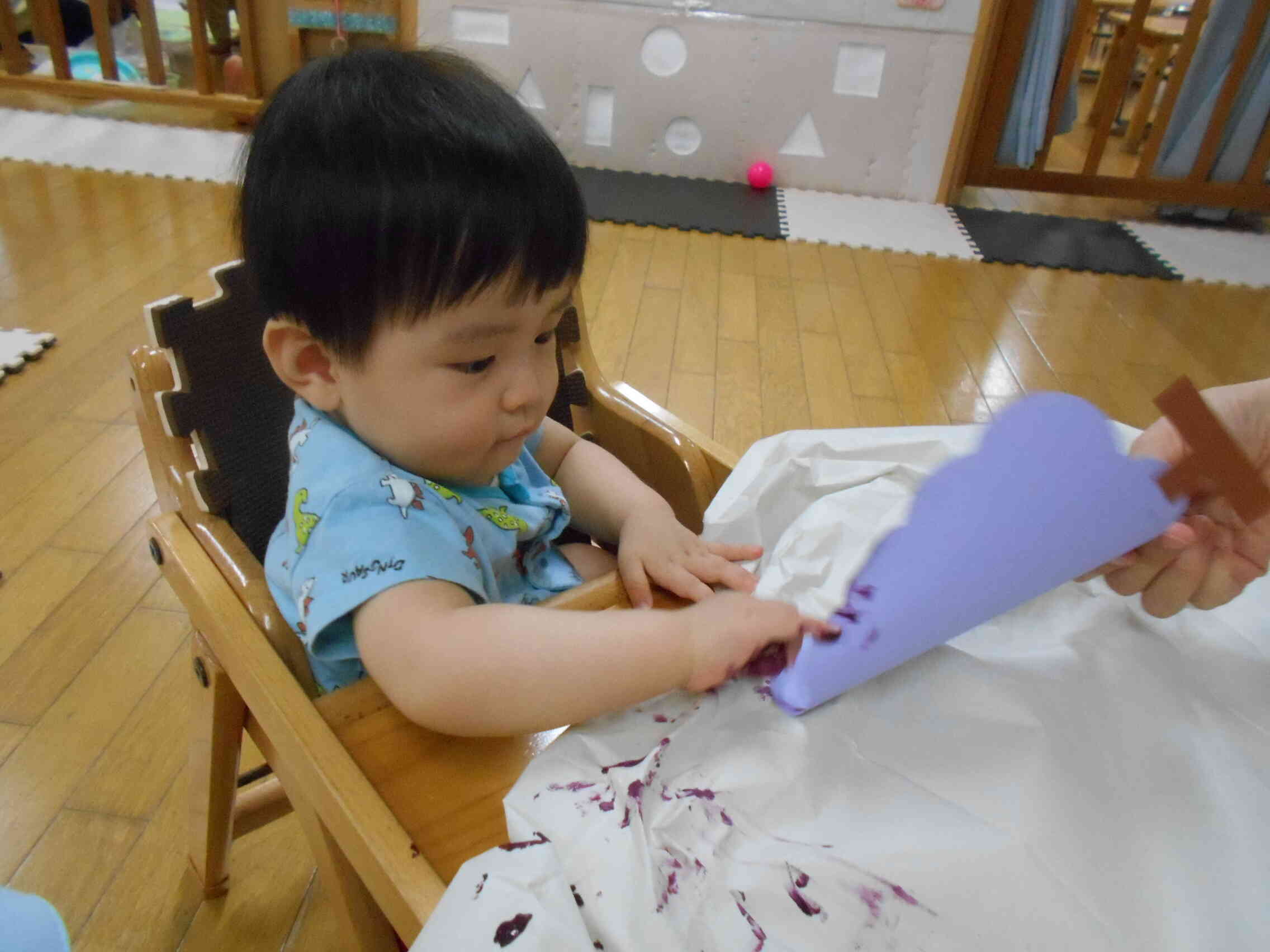 絵の具が手についても平気で楽しんでいました。