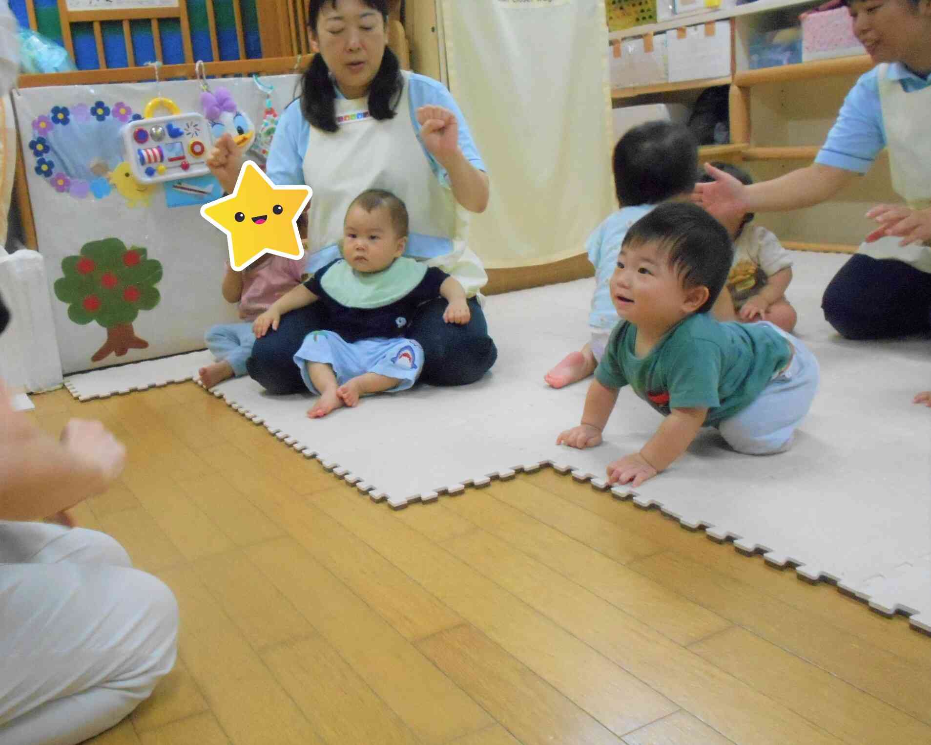 講師の方に興味深々の、うさぎ組（0歳児）さん