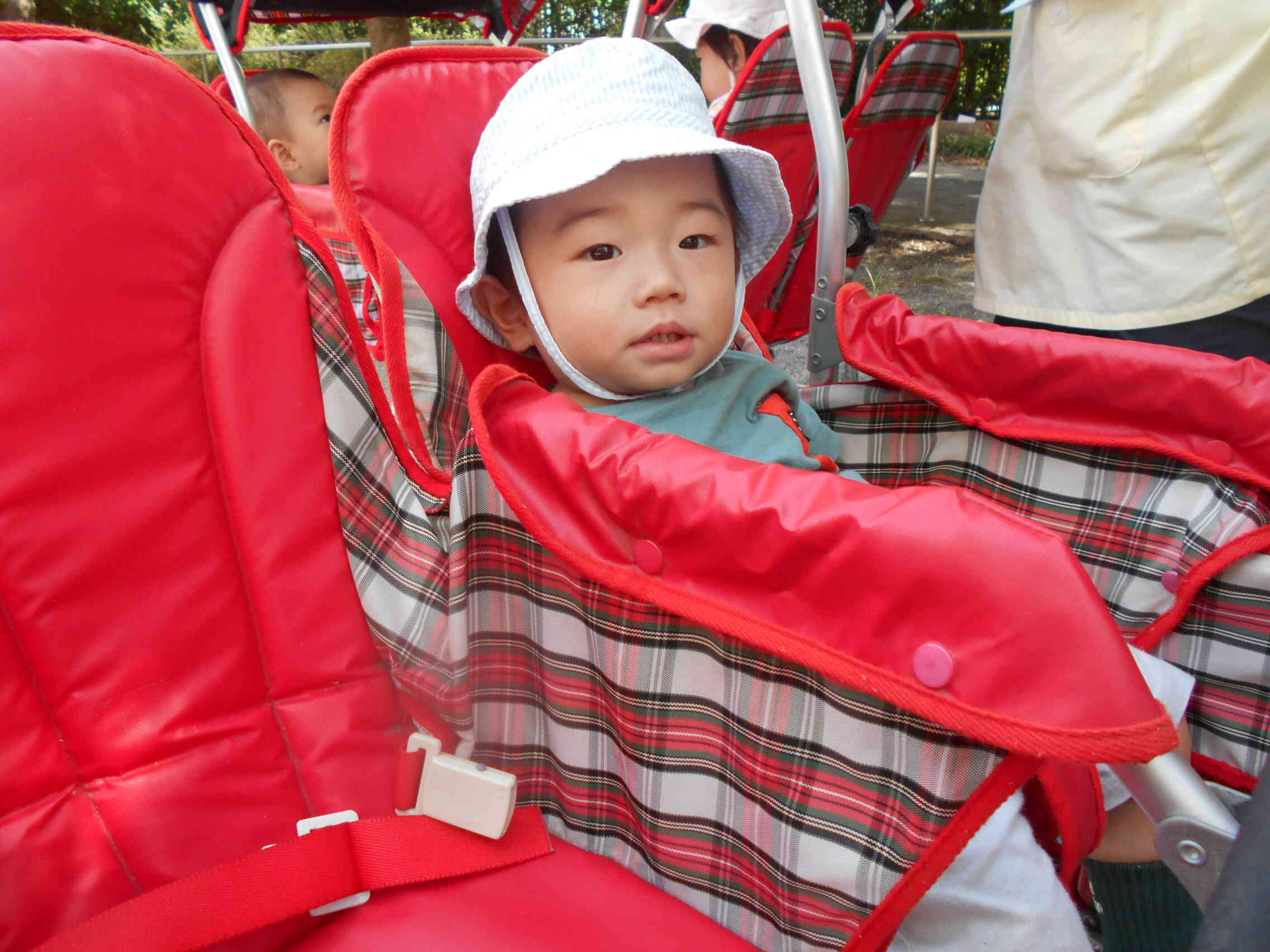 0歳児（うさぎ組）戸外遊びの様子