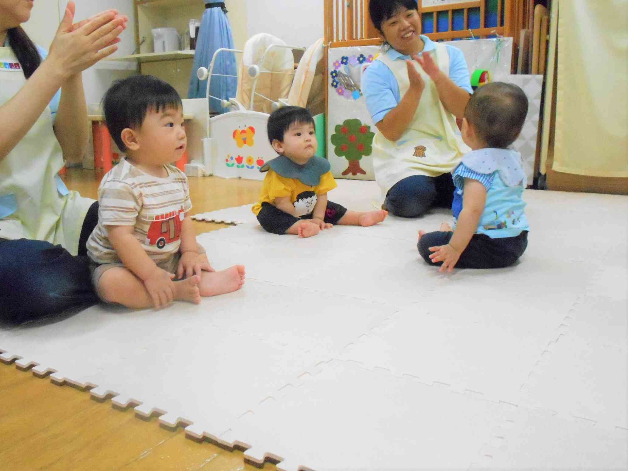 担任の先生たちが一緒に歌うと、先生の顔を見て嬉しそうにします♪