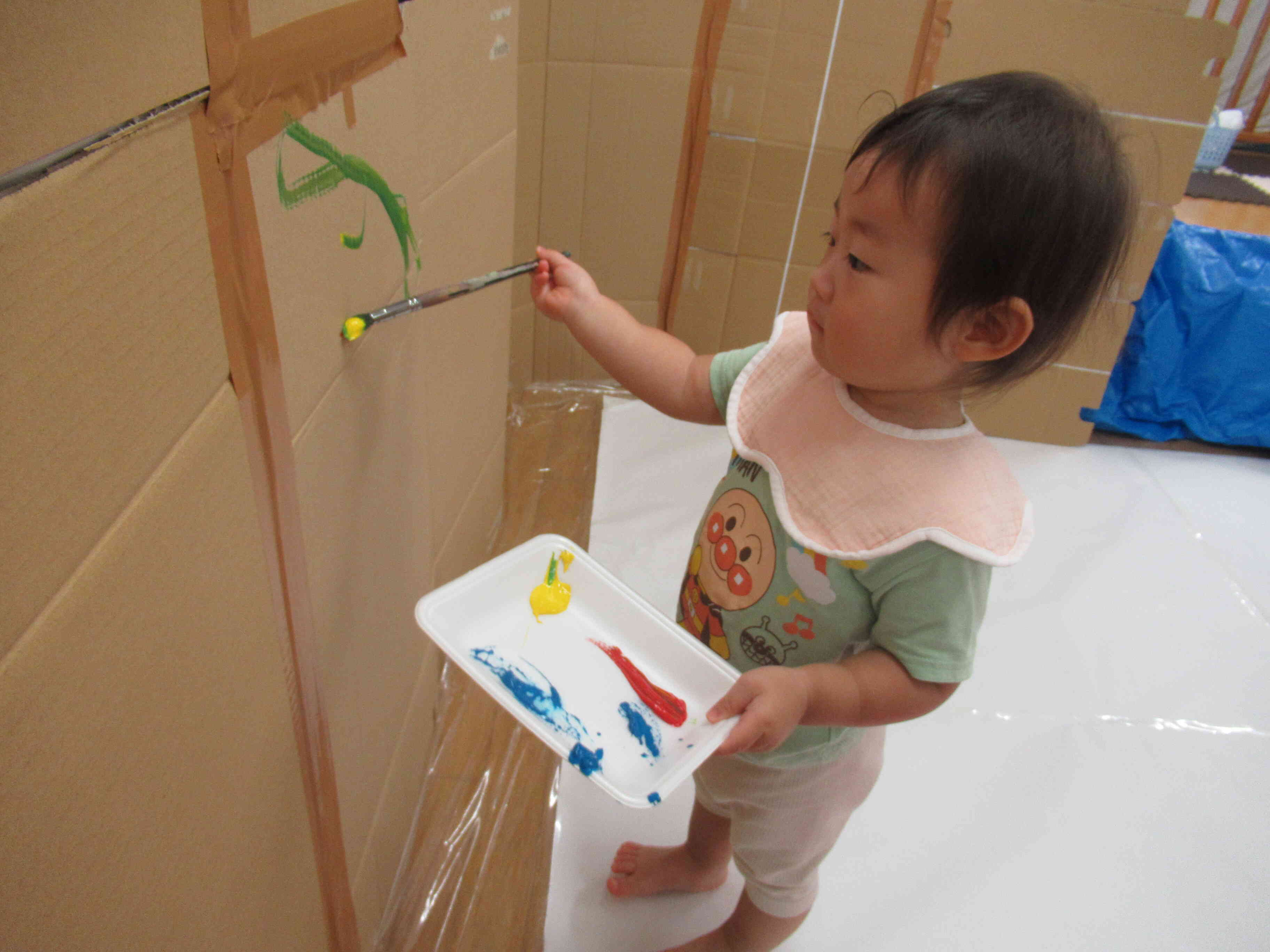 9/11 2歳児（きりん組）、1歳児（ぱんだ組）合同で絵の具遊びをしました