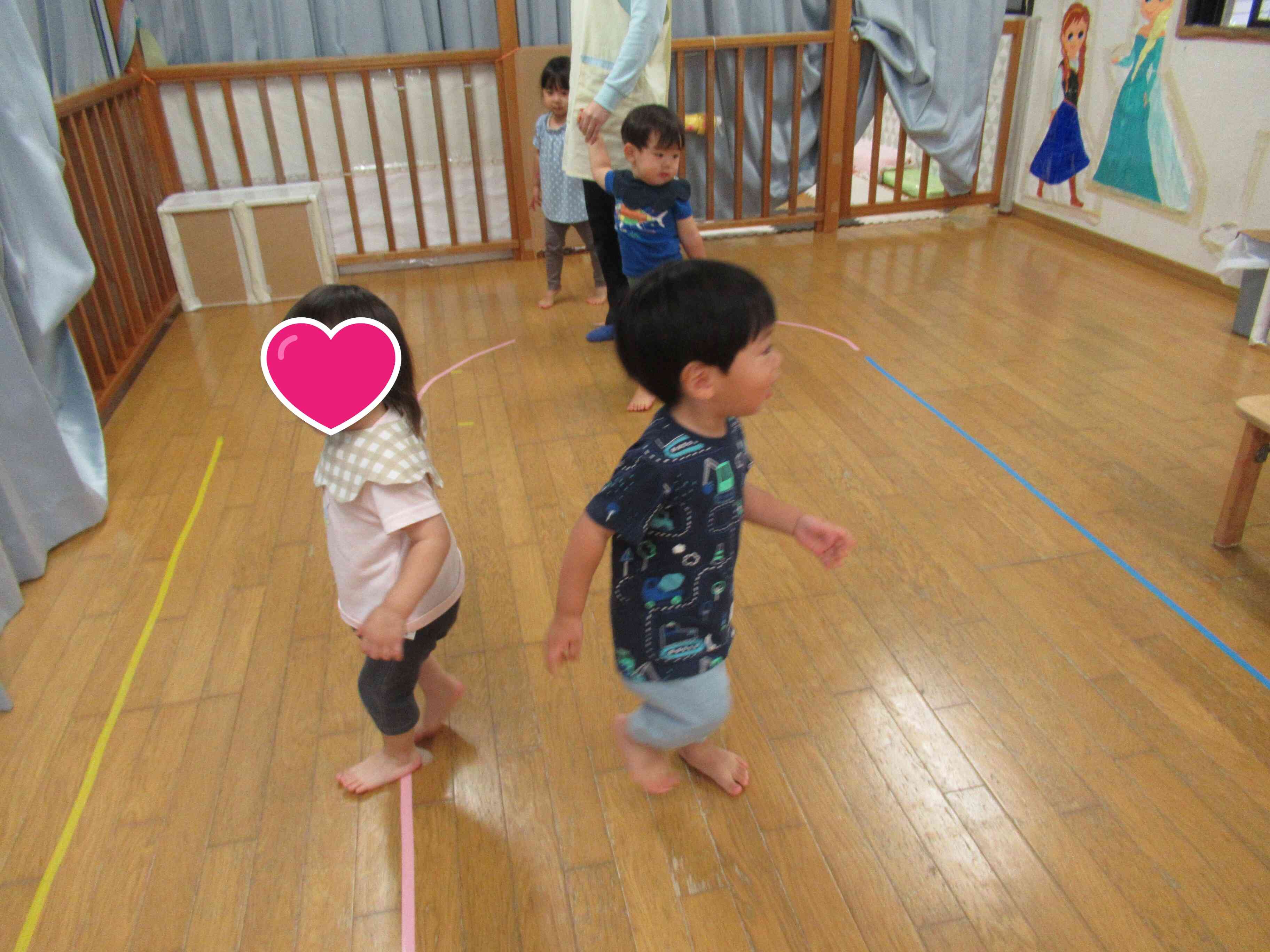♪皆で一緒にお散歩～♪の曲が流れると、お部屋の中をお散歩することがもうわかってきました！