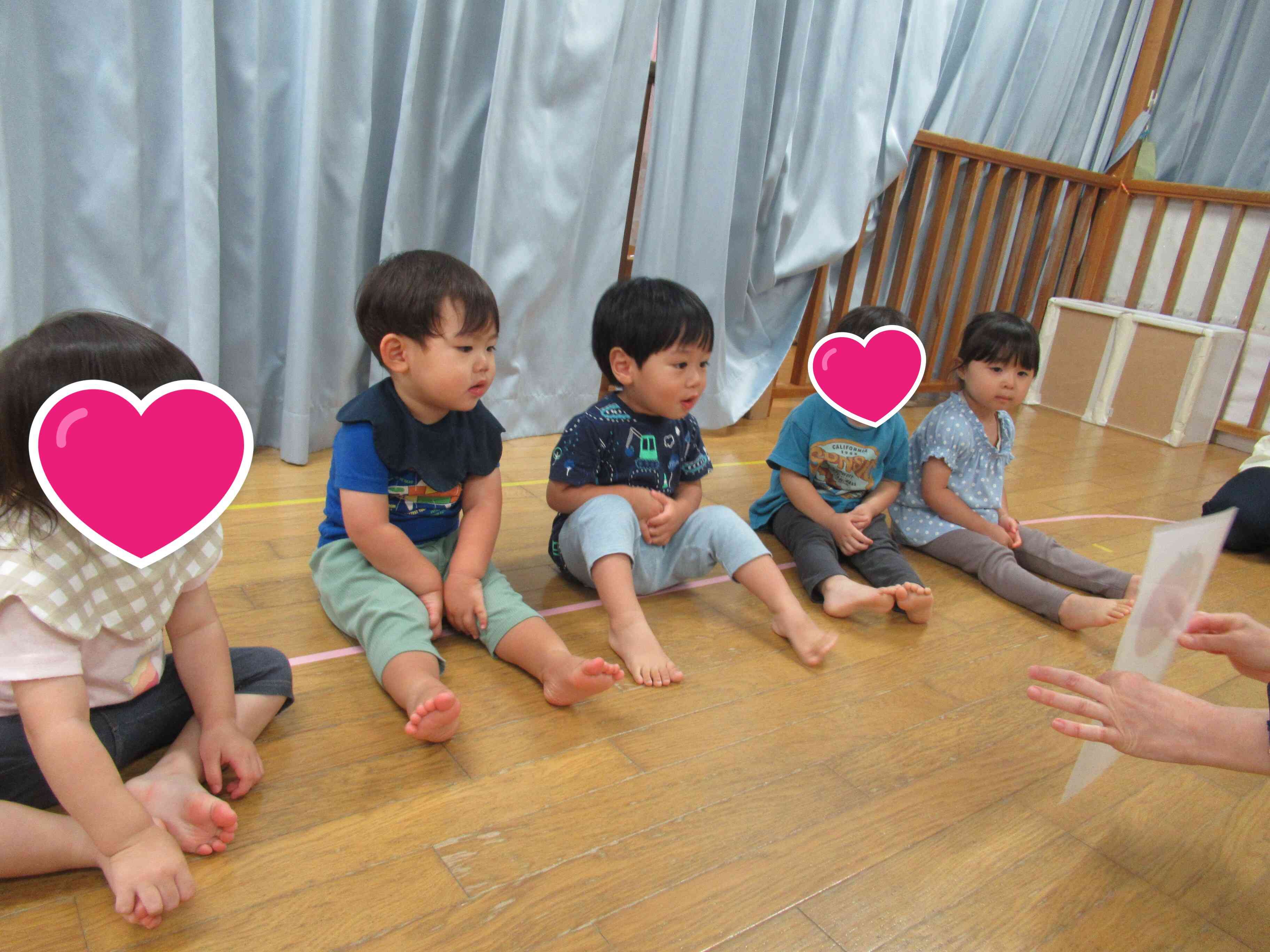 講師の方が持ってきた野菜の絵にくぎ付けの、ぱんだ組（1歳児）さん