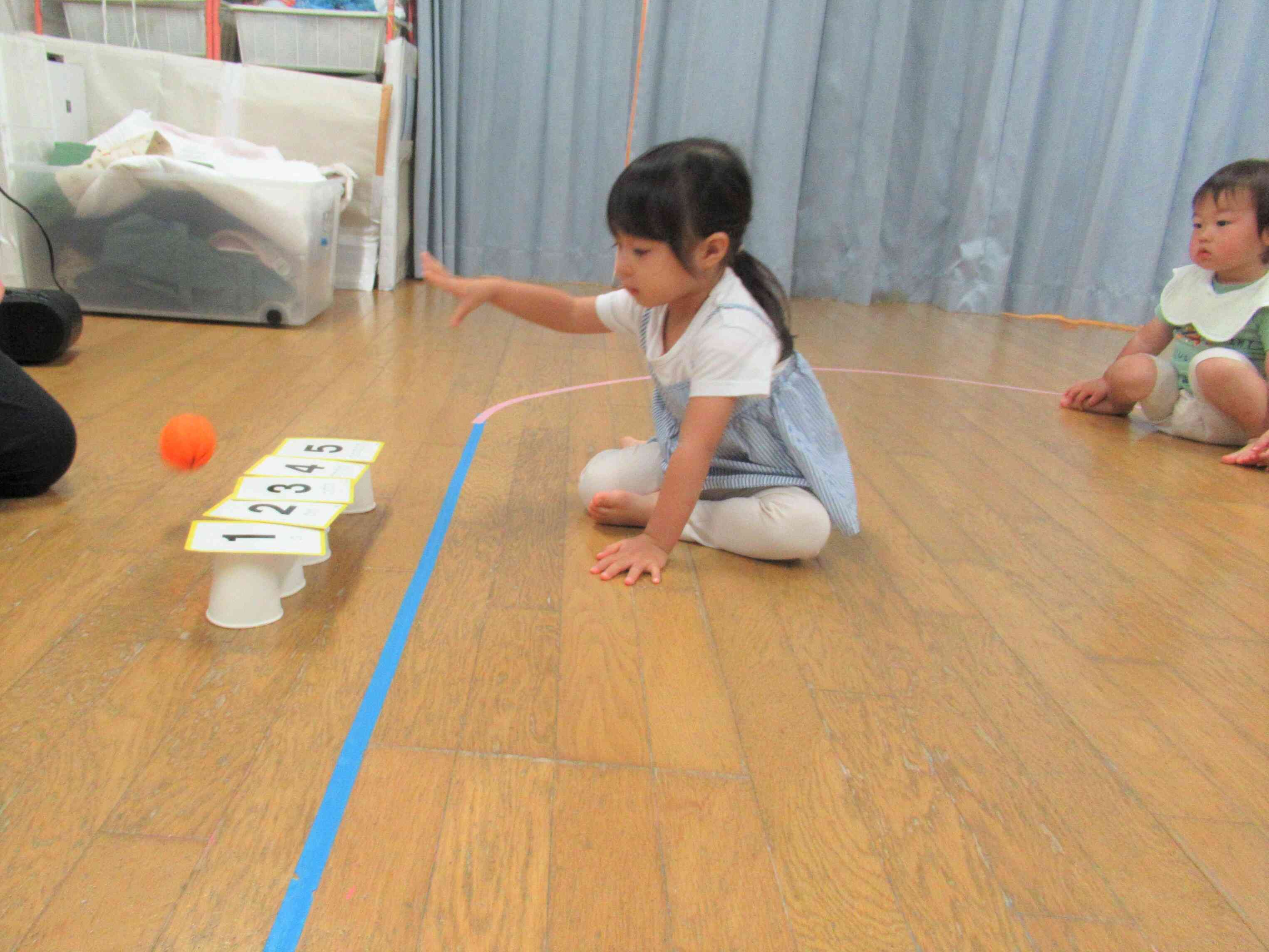 ぱんだ組（1歳児）さんも大好きな絵カードボウリング♪剛速球なお友だちがたくさん！